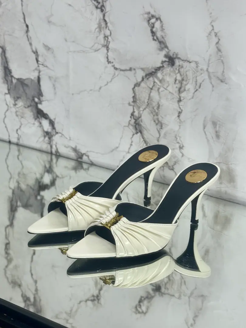 Saint LaurentSt. Roland's.YSLThe classic high-end heel sandals. A super-super-fired piece of hardware buttons for every page of our family is to be modeled.1:1Custom！The size and quality are exactly the same as the original.✔️ Shoe-faced material: Use cow skin./Painted skin. Real sheep in there., ♪ To scurry for soft, soft sheep, Shoes' soles are original.1:1Customizes the skin., It's perfect., And the upper foot is very good., Nice feet., And whether you're wearing jeans or not,, Little suit., The dress., It's a natural match., Full package for the originals He's tall.: It's flat./Floor1cmFlat/6cm/9cm Italy is a big-ass country. Size: 35-41（40, 41, 42Custom）