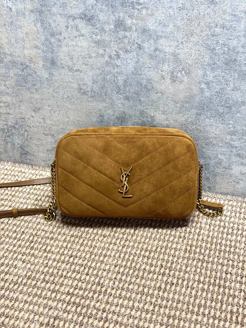 YSL New paragraphLouLouCamera bag, Caramel refrigerated sands.+Gold chains., Jane is so smart.！VWord, stitches+YSLMetalLogo, It's full of texture.✨. It's the right size., Telecommuting, Out of town.OK, Toggle with single shoulder. Internal space is reasonable., The everyday little things are lightly packed., It's practical and fashionable., It's a job.orA little light-sleeping.！ Model: 23x14x6cm Model: 869468