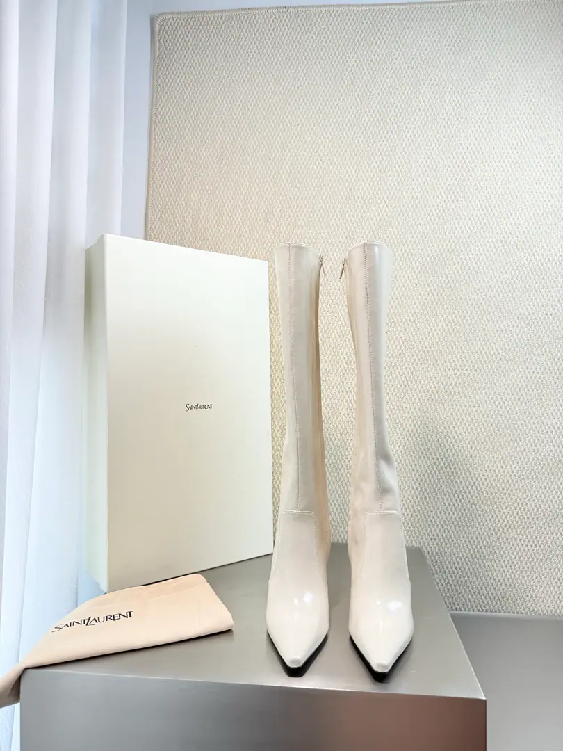 YSL- Knees and boots. Yvette Saint LaurentSaint Roland. logo Fine He's tall.10.5 Elegance Airfield White Cow skin. The most women-friendly forest in the world. A dead-end shoe. Hold up the air.💪 Comfortable little sheep skin. Material The quality of the air is so high.💯 Importing sheep's skins Footie Comfortable. Italian imports are so thick. Codes: 35 36 37 38 39 40 41 42（40 41 42Sold） Packaging with cabinets