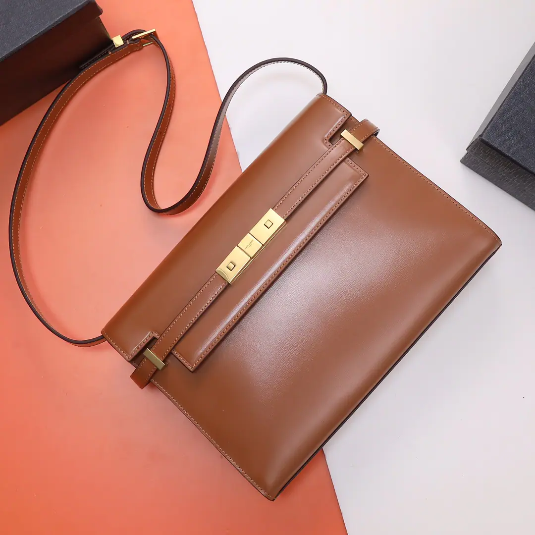 P✅【I'm taking a picture of the background.】👏Special Class List👏🌈 𝑴𝒂𝒏𝒉𝒂𝒕𝒕𝒂𝒏 🌻29cm💫💫Manhattan 2020The latest bag is the manhattan stick., - It's a classic.logo, Instead of a low-profile, simple design style, It's a little like...HKelly from the house., It smells like retro.！Business➕The combination of leisure., All in all, it's a hundred.！You can hold it., It can be single or slashed., A pack of them., Meet the business lady., And I'm happy with the girl's leisure.！The carefully chosen Italian toothpicked cow skin., Perfect line of work., The fine hardware has made the whole bag smell of high-end.！ Model: 579271Dimensions: 29x20.5x7cm