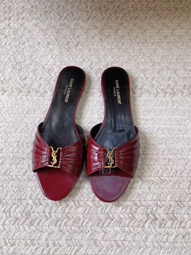 Saint LaurentSt. Roland's.YSLThe classic high-end heel sandals. A super-super-fired piece of hardware buttons for every page of our family is to be modeled.1:1Custom！The size and quality are exactly the same as the original.✔️ Shoe-faced material: Use cow skin./Painted skin. Real sheep in there., ♪ To scurry for soft, soft sheep, Shoes' soles are original.1:1Customizes the skin., It's perfect., And the upper foot is very good., Nice feet., And whether you're wearing jeans or not,, Little suit., The dress., It's a natural match., Full package for the originals He's tall.: It's flat./Floor1cmFlat/6cm/9cm Italy is a big-ass country. Size: 35-41（40, 41, 42Custom）