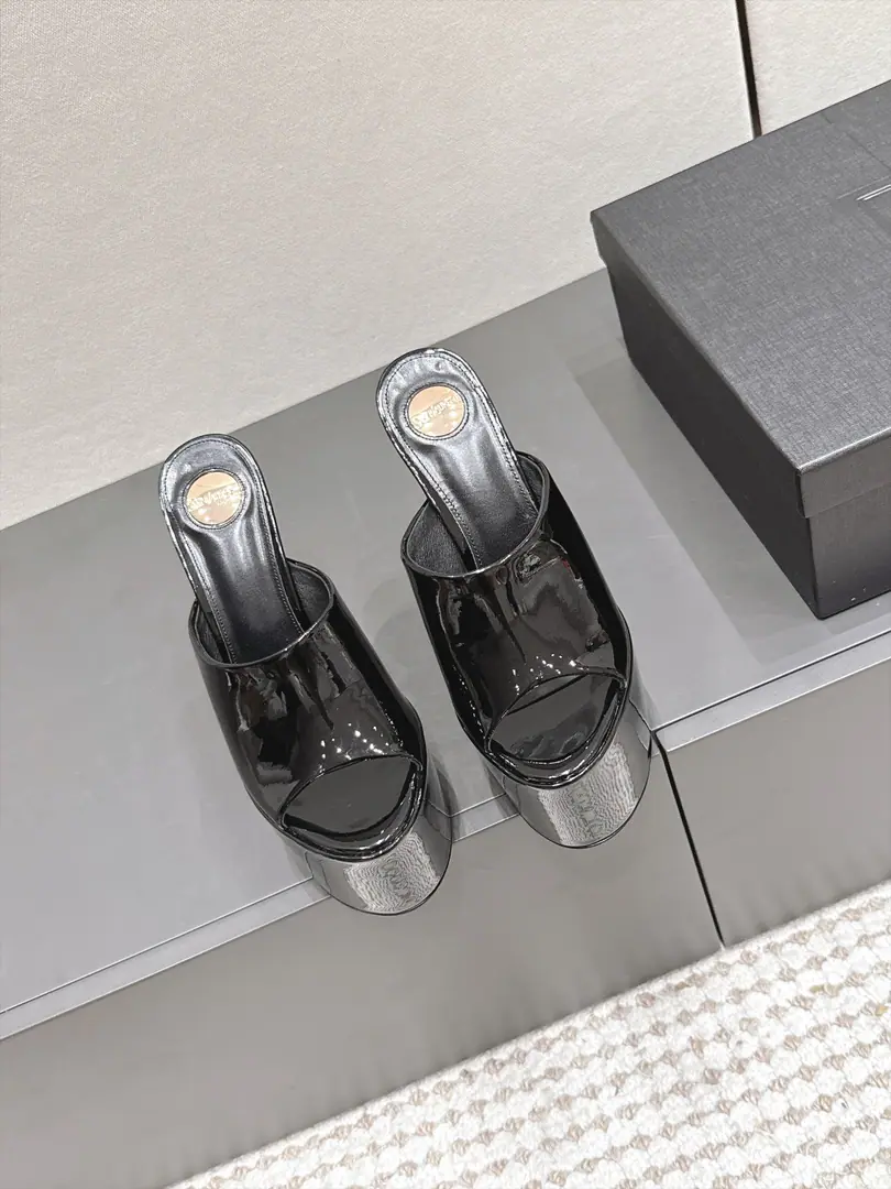 Requisition level Ysl 26/Summer New Money Fishpits. Water table high with sandals. This is... ​​YSL（Saint Laurent）2026 Summer waterproofer super high heels.​​, Ice-blue-painted fish mouth design, Water-proof station. + Siu Gao-sung, Transparency PVC The strapped to the ankles., The shoes are gold. YSL Hot.. These are a lot of brushes in the station., Jo Ruth Milan's got the same dress on.. A few key points. ​​Colour Out​​: This ice blue is a very good eye-cracker., The photo shoots were blown., Summer is a bright one.. ​​Waterproofing towers up.​​: Thick + Super high., The visual stretching of legs is obviously working.. ​​PVC Transparency tape​​: It's better than a full belt., It's a little bit of a care-taking thing to do.. He's tall.: 15.5cm Water table: 6.5cm Size: 35-42（40.41.42Do it.）