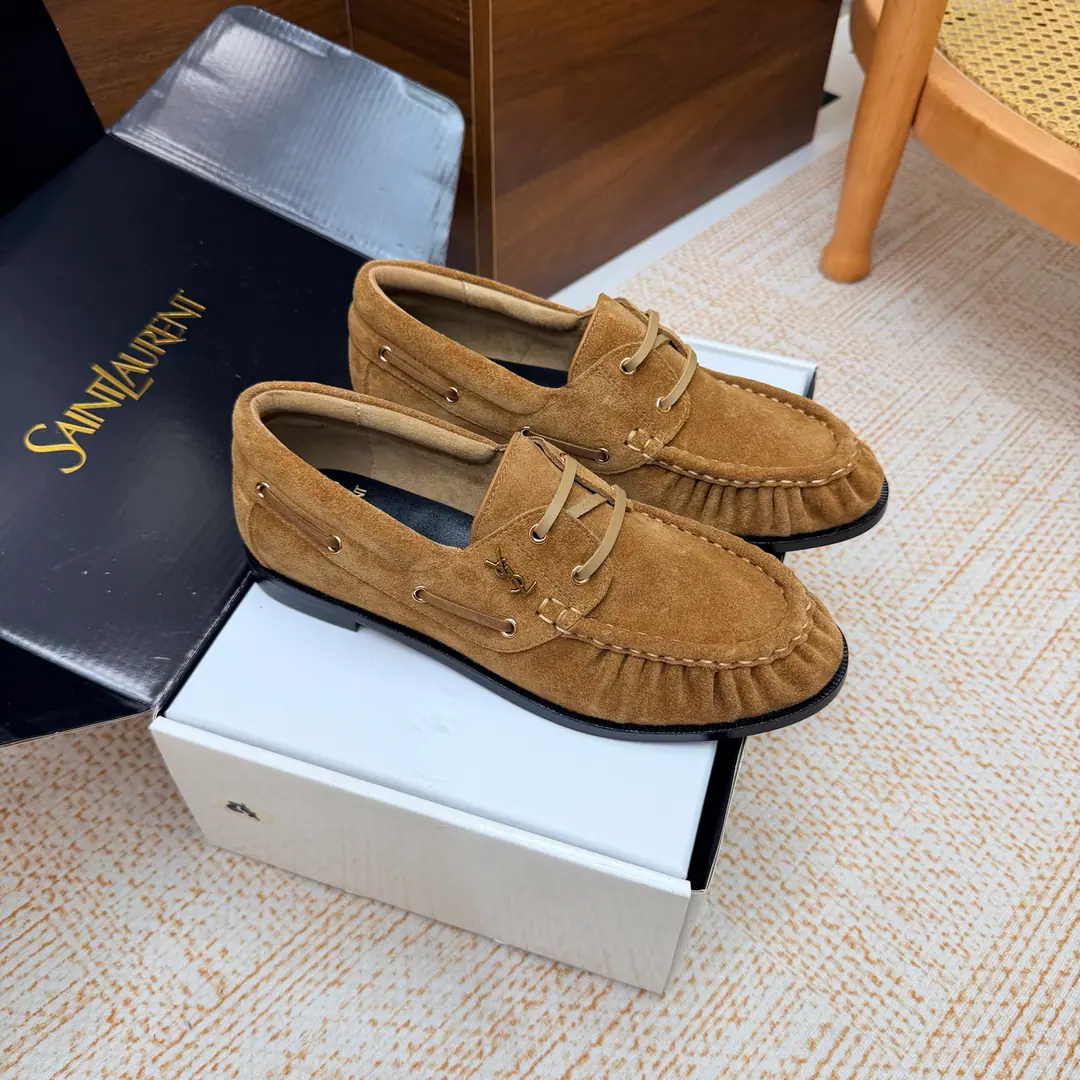 Couples' slippers.📍 Top Version🖤Saint Lauren*Saint Roland.2026 YSLSmalllogo A couple of wrinkled LeFoo shoes. Women Men It's a little symbolic.logoIt's the soul of these shoes. And he's got a low profile and a fine attitude on his shoe.. It's different from the big sign. It's quiet and it's sharp. Snuff it out with a simple line.YSLA unique fashion.DNA Unwittingly revealing the deep inside of the brand. The classic almond-shaped design of the shoehead. Smart-mixed feet. Pull the foot line up visually. ♪ And show grace and grace ♪. Every date a couple went to. Every trip. It's all because of the saloons. To be a low profile, deep-minded tribute.. The pasta is for sheep. The insides are all sheep's skin. Italian imports are so thick. size: 35–42（34, 41, 42, 43Custom） Men: 38–47（38, 46, 47Custom without re-offer）