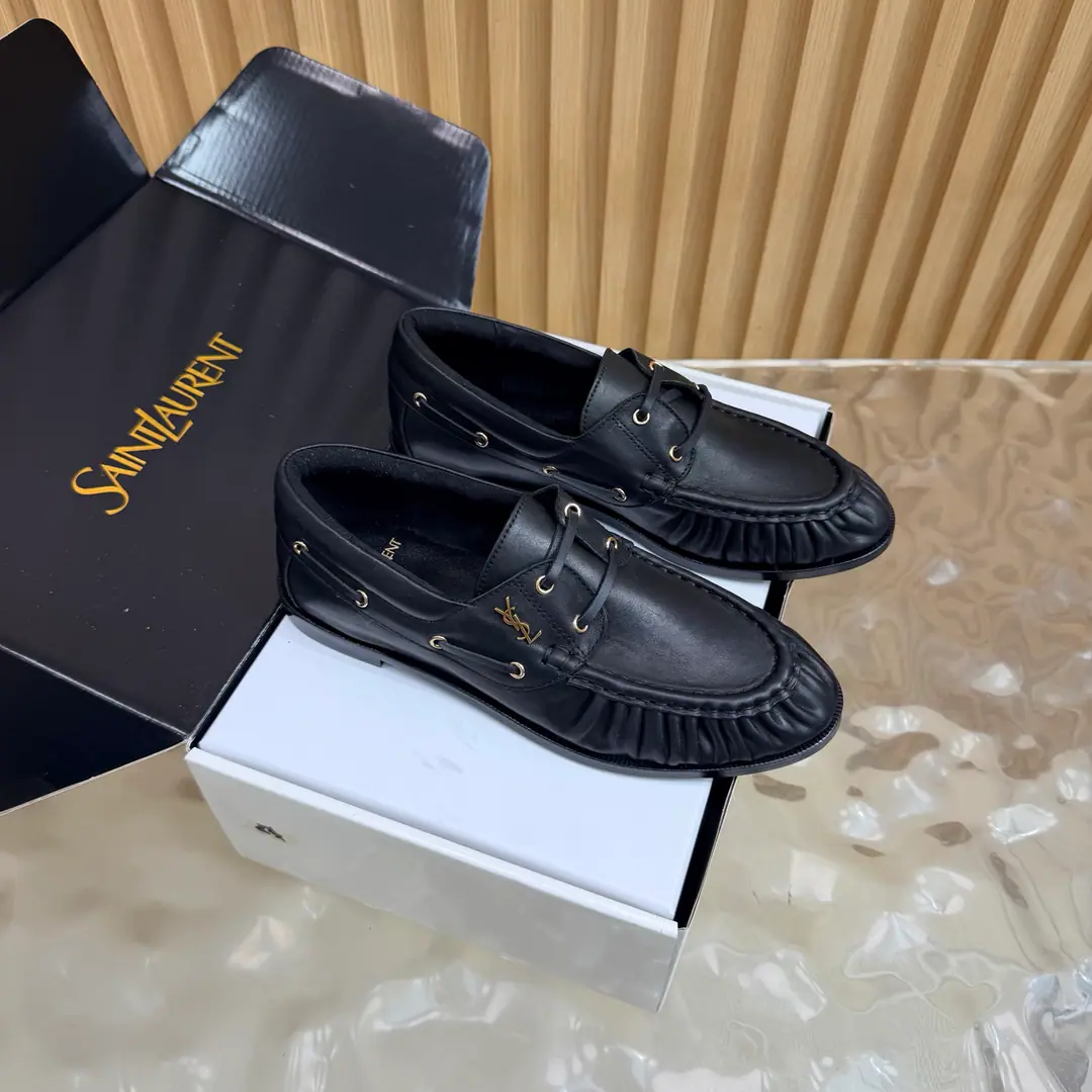 Couples' slippers.📍 Top Version🖤Saint Lauren*Saint Roland.2026 YSLSmalllogo A couple of wrinkled LeFoo shoes. Women Men It's a little symbolic.logoIt's the soul of these shoes. And he's got a low profile and a fine attitude on his shoe.. It's different from the big sign. It's quiet and it's sharp. Snuff it out with a simple line.YSLA unique fashion.DNA Unwittingly revealing the deep inside of the brand. The classic almond-shaped design of the shoehead. Smart-mixed feet. Pull the foot line up visually. ♪ And show grace and grace ♪. Every date a couple went to. Every trip. It's all because of the saloons. To be a low profile, deep-minded tribute.. The fabric is a cow skin. The insides are all sheep's skin. Italian imports are so thick. size: 35–42（34, 41, 42, 43Custom） Men: 38–47（38, 46, 47Custom without re-offer）