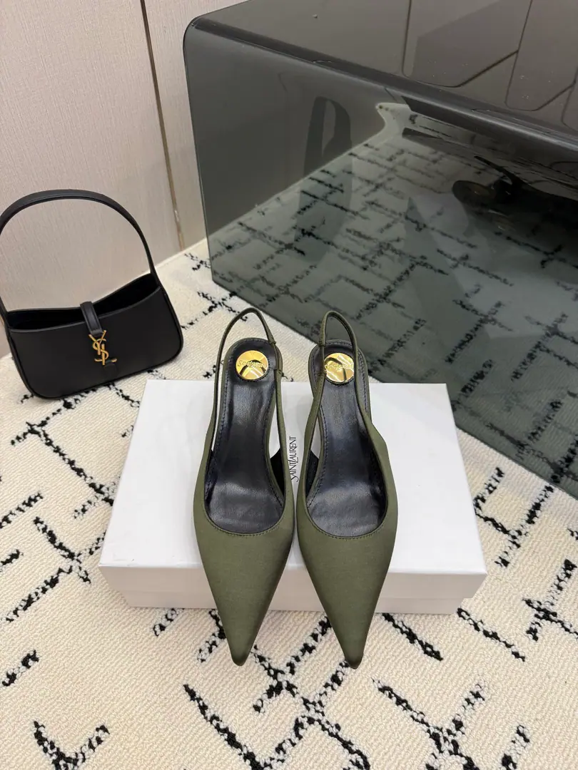 Top QualitySaint Laurent / Saint Roland.LeeYSLThe beauty of my sister is San Roland, the human being. RoseThe same heels and sandal slippers are well-modified., Luxury metal chains These years...SLPIt's the high heels that get to understand the embarrassing impression of women who have gone to the market.ysl- A beautiful sandal slipper. Shoe.: Shinseng Shoes under the sole.: That's a big one. He's tall.: 6cm Size: 35-42(40-42Customize or not change)