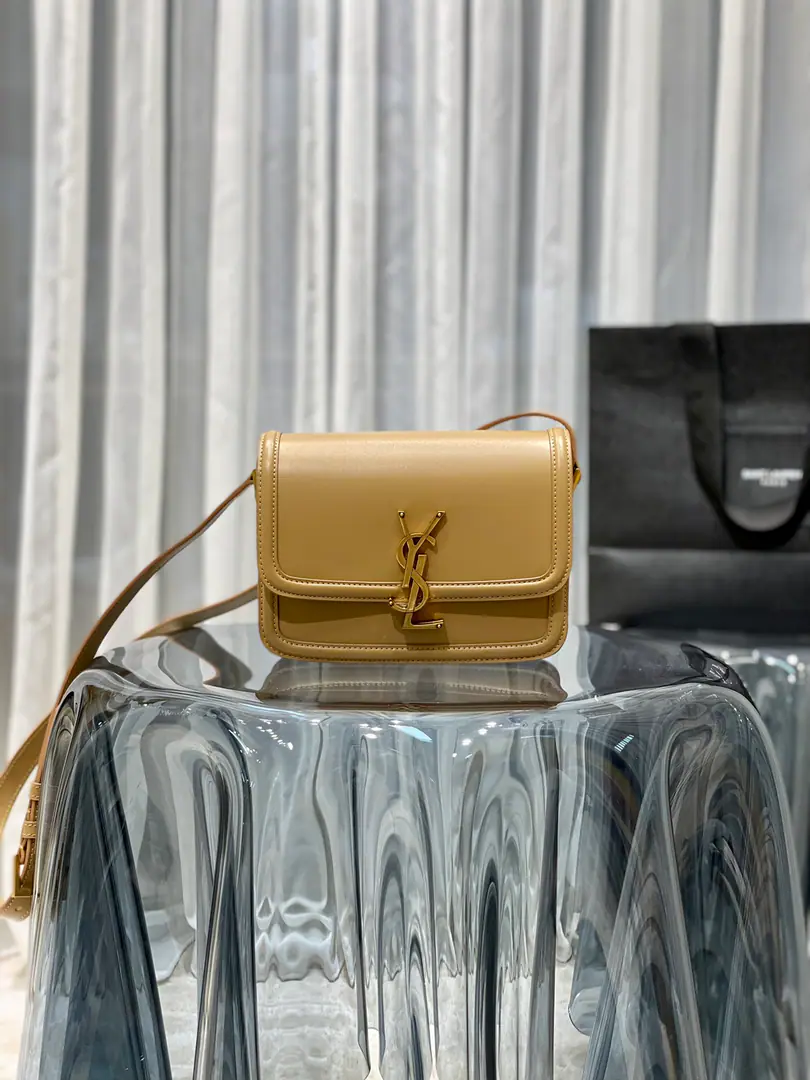 【𝑺𝑶𝑳𝑭𝑬𝑹𝑰𝑵𝑶 𝑩𝑶𝑿 】New Colour 2020 IT BAG_It's gonna be a big deal., The whole fashion circle was taken before the market., Nostalgia left bank., Inspired by the name of the left bank of Paris.Rue De SolferinoAs a name！The package is with the imported Italian toothpicks.BoxBullskins., The tenderness of the hand and skin is very good.！Three layers of organ separation., It's easy to accommodate everyday requirements., Newly designed.“L”Letters on the lower and upper side of the button, To completely reverse your knowledge of the buttons., I can't help but wonder., I can open the bag like this., It's not funny.！ Model: 634306 Dimensions: 19x13x5cm