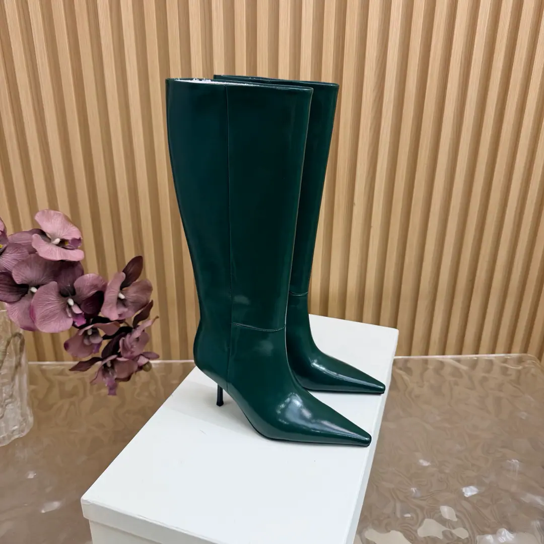 Top Version🖤Saint Laurent fw26 new arrival～ YSLSaint Roland.2026 The new spring and winter zippers are high and the ankle boots are sharp and short And ankle boots., A pair of square-shoes and a little high heels., %1 is internalLE CASSANDRE, Side zipper design. The whole shoe is very simple.～The little one is more sophisticated and fashionable and can see that the side of our boots is radians designed to be human legs.～The upper foot is so beautiful and so unchallenged.～Long legs.～It's a match for every occasion.～Autumn and winter wear the necessary supplies.！ Shoe.: Cow skin./Bullskins. Inside, put your feet on the inside.: Lamb skin. Shoes under the sole.: Italy is a big-ass country. He's tall.: 8cm Codes: 35-39（40.41.42I'll make sure I don't change it.）