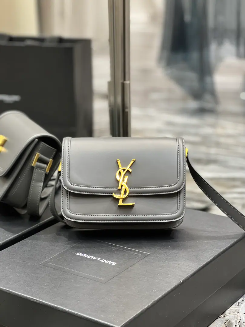 【𝑺𝑶𝑳𝑭𝑬𝑹𝑰𝑵𝑶 𝑩𝑶𝑿 】 New Colour_Gray IT BAG_It's gonna be a big deal., The whole fashion circle was taken before the market., Nostalgia left bank., Inspired by the name of the left bank of Paris.Rue De SolferinoAs a name！The package is with the original toothpick.BoxBullskins., The tenderness of the hand and skin is very good.！Three layers of organ separation., It's easy to accommodate everyday requirements., Newly designed.“L”Letters on the lower and upper side of the button, To completely reverse your knowledge of the buttons., I can't help but wonder., I can open the bag like this., It's not funny.！ Model: 634306 Dimensions: 19×13×5cm