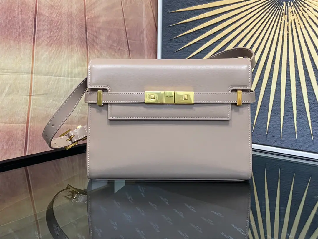 【𝙈𝙖𝙣𝙝𝙖𝙩𝙩𝙖𝙣 𝟮𝟰𝙘𝙢】The new money is synchronized with the cabinet.ManhattanThe Barbarbone.24cmNew arrival.！The latest bag is the manhattan stick., - It's a classic.logo, Instead of a low-profile, simple design style, It's a little like...HKelly from the house., It smells like retro.！Business➕The combination of leisure., All in all, it's a hundred.！You can hold it., It can be single or slashed., A pack of them., Meet the business lady., And I'm happy with the girl's leisure.！The original piece of skin., Perfect line of work., The fine hardware has made the whole bag smell of high-end.！Model: 675626Dimensions: 24x17.5x6cm