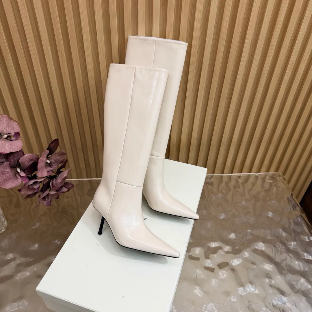 Top Version🖤Saint Laurent fw26 new arrival～ YSLSaint Roland.2026 The new spring and winter zippers are high and the ankle boots are sharp and short And ankle boots., A pair of square-shoes and a little high heels., %1 is internalLE CASSANDRE, Side zipper design. The whole shoe is very simple.～The little one is more sophisticated and fashionable and can see that the side of our boots is radians designed to be human legs.～The upper foot is so beautiful and so unchallenged.～Long legs.～It's a match for every occasion.～Autumn and winter wear the necessary supplies.！ Shoe.: Cow skin./Bullskins. Inside, put your feet on the inside.: Lamb skin. Shoes under the sole.: Italy is a big-ass country. He's tall.: 8cm Codes: 35-39（40.41.42I'll make sure I don't change it.）
