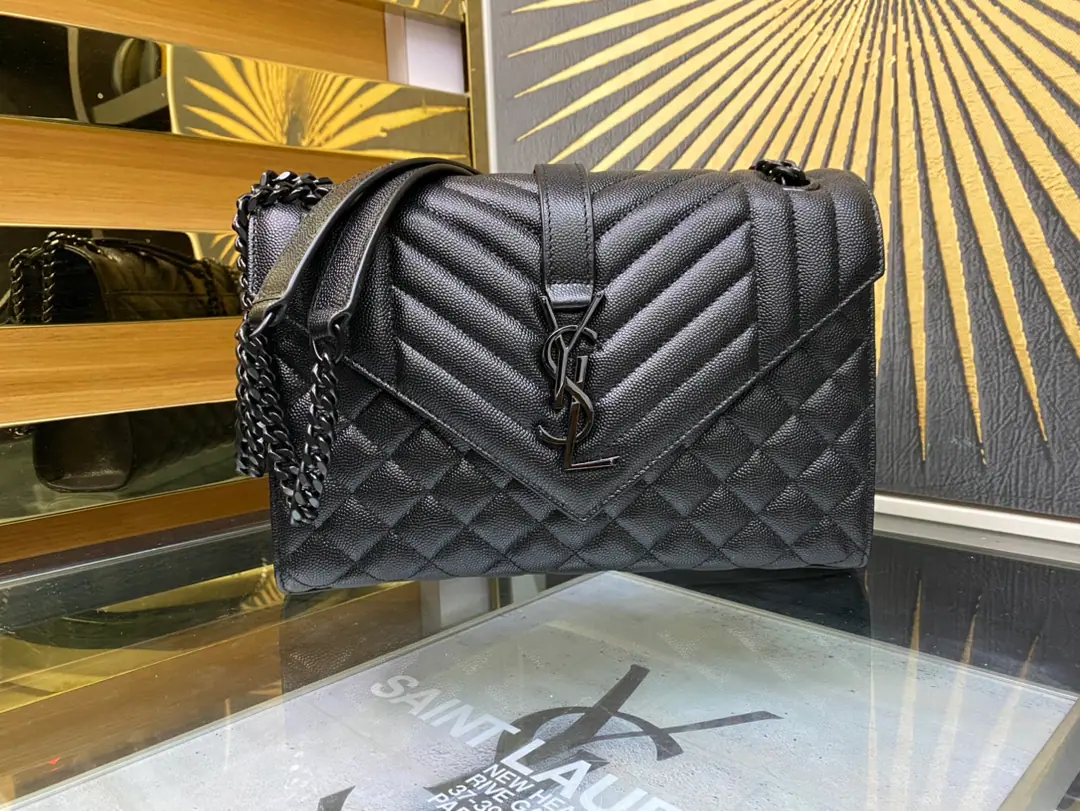 ENVELOPPE Medium Envelope, Italian imports of original plant cattle and skin, Super-paragus caviar texture., A very air-like piece., Black is a classic match with gold., A hundred.！♪ The shoulder slants ♪ok！It's a good one.！ Model: 487206 Dimensions: 24×17.5×6cm