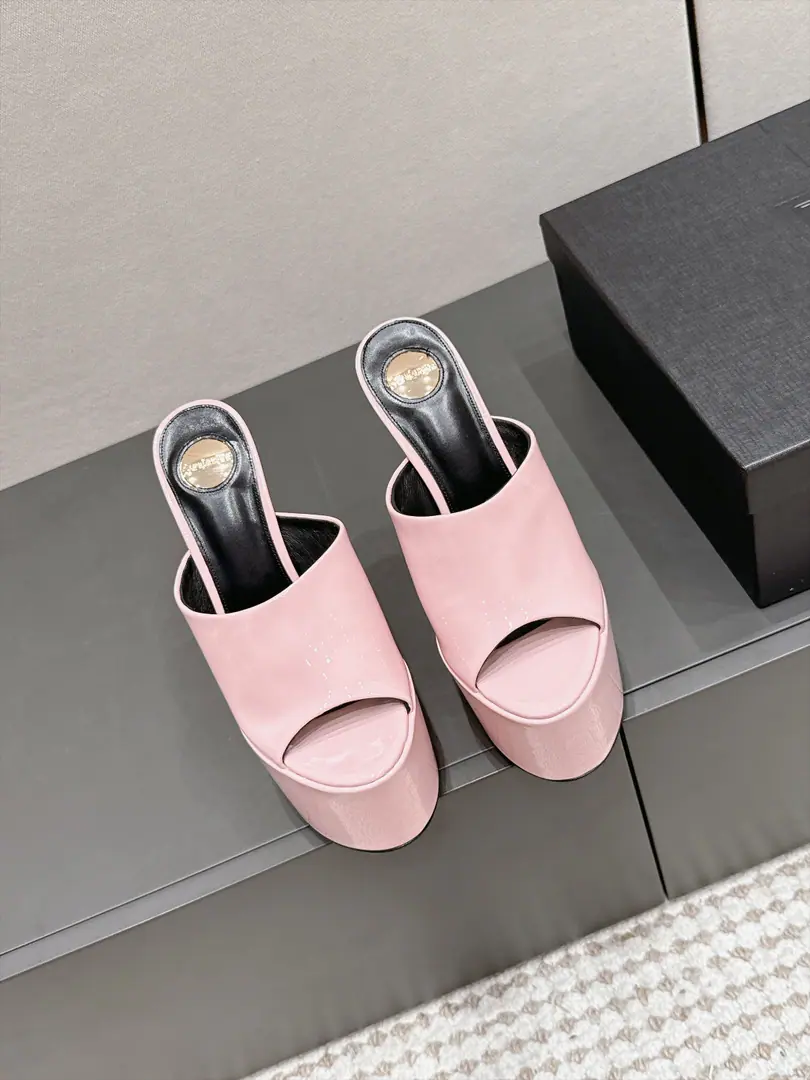 Requisition level Ysl 26/Summer New Money Fishpits. Water table high with sandals. This is... ​​YSL（Saint Laurent）2026 Summer waterproofer super high heels.​​, Ice-blue-painted fish mouth design, Water-proof station. + Siu Gao-sung, Transparency PVC The strapped to the ankles., The shoes are gold. YSL Hot.. These are a lot of brushes in the station., Jo Ruth Milan's got the same dress on.. A few key points. ​​Colour Out​​: This ice blue is a very good eye-cracker., The photo shoots were blown., Summer is a bright one.. ​​Waterproofing towers up.​​: Thick + Super high., The visual stretching of legs is obviously working.. ​​PVC Transparency tape​​: It's better than a full belt., It's a little bit of a care-taking thing to do.. He's tall.: 15.5cm Water table: 6.5cm Size: 35-42（40.41.42Do it.）