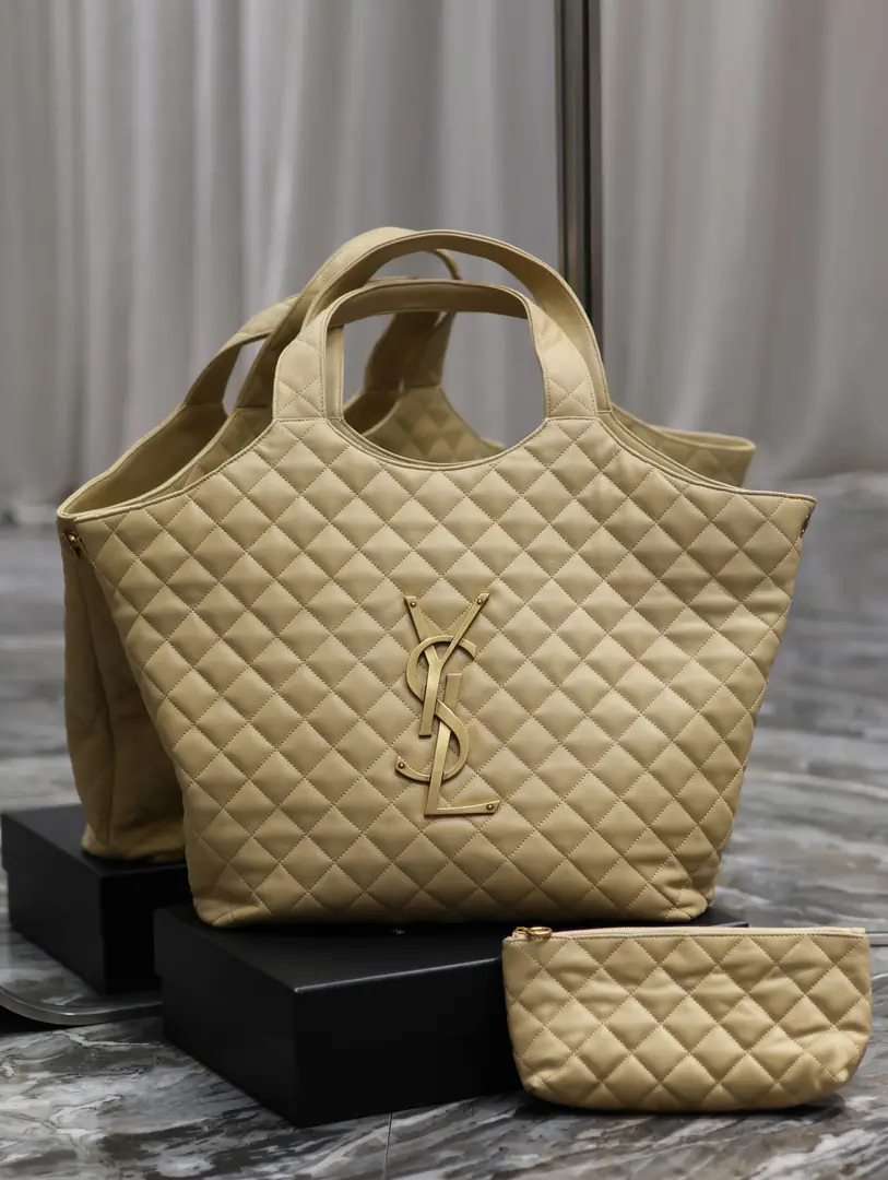 ▪️ 𝗜𝗖𝗔𝗥𝗘 ▪️Almond. With“Little trash bag.”The rise of the tide, The size of the big brand bags is getting smaller., While the fashion tides are denting behind their backs,, I've always had to have a big other handbag to put my cell phone on., Water cups., A chute, a regular item., I heard people's needs., YThe new title of the family is this season.“It can make everything possible.”New bag.ICARE, The name originated in Greek mythology.-Icarus., The nupa-pitt's central stereo-letter combination., There's a lot of air in front of him., YThe Director of Creatives also said that the bag was about to become the most visible new money in the brand., For people who can't travel by their little handbags., IcareA big, big, big, simple shape would be perfect for you.！ Model: 698651 Big bag size.: Open width58cm Bottom Width47cm Height（- With wrists.）61cm Bottom Wide8cm The little bag size.: 27x13x8cm