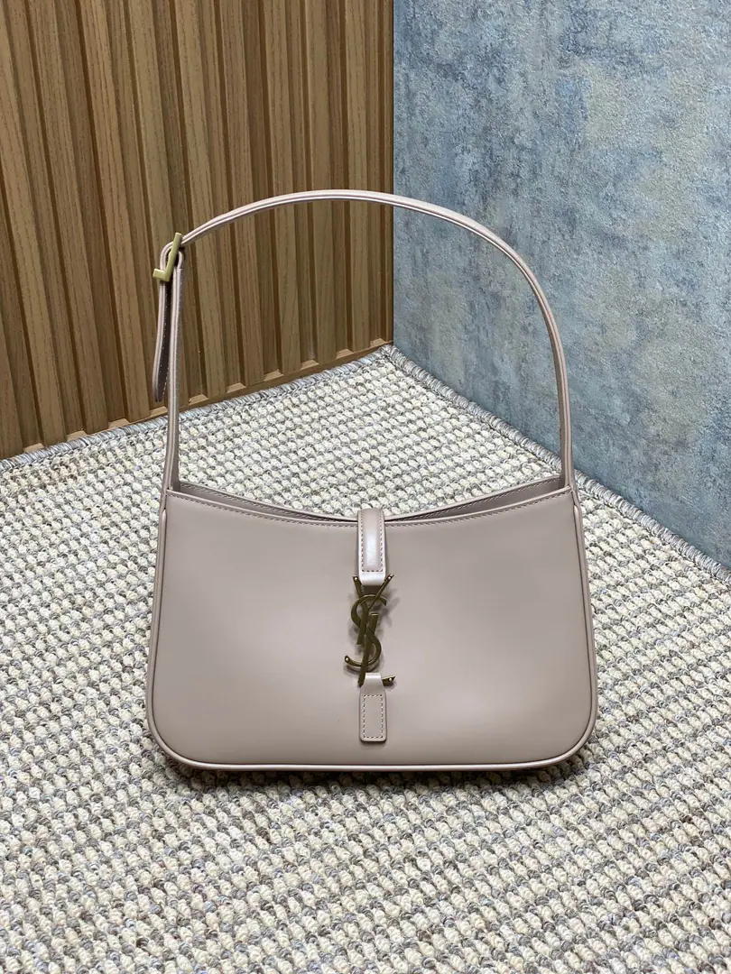 P Spring and summer show. YSLThe new armpit is wrapped in a very simple shape pluslogo Simple U.S.A. High-level opening is a way to set the buttons half open. Encoding657228 Dimensions23x16x6.5cm