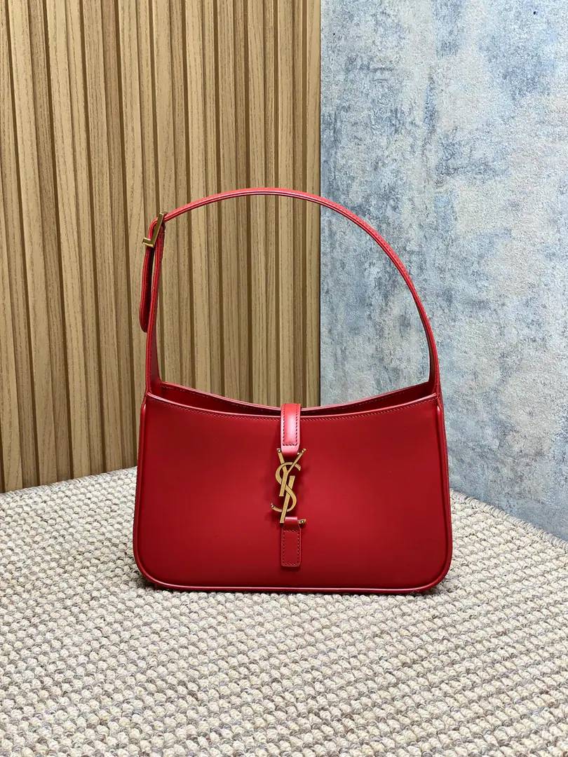 P Spring and summer show. YSLThe new armpit is wrapped in a very simple shape pluslogo Simple U.S.A. High-level opening is a way to set the buttons half open. Encoding657228 Dimensions23x16x6.5cm