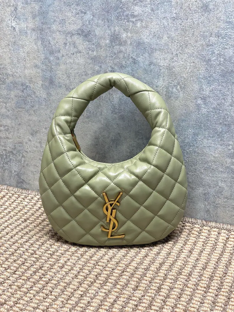 P The moss green. YSL ICARINOSmall pocket., Use napa skin., It's so soft., Classic diamond-gring. Sew.+GoldYSLMark, Low profile and luxury.. Moontooth Design, HandheldorThe armpits are all fashionable., Daily commute, I can ride easy.. It's safer to zip., Internal space is reasonable., It's practical and beautiful., It's St. Roland. CAREA hot one for the series., The French grace is full of sense. Model: 851689 Dimensions: 17x13x3cm
