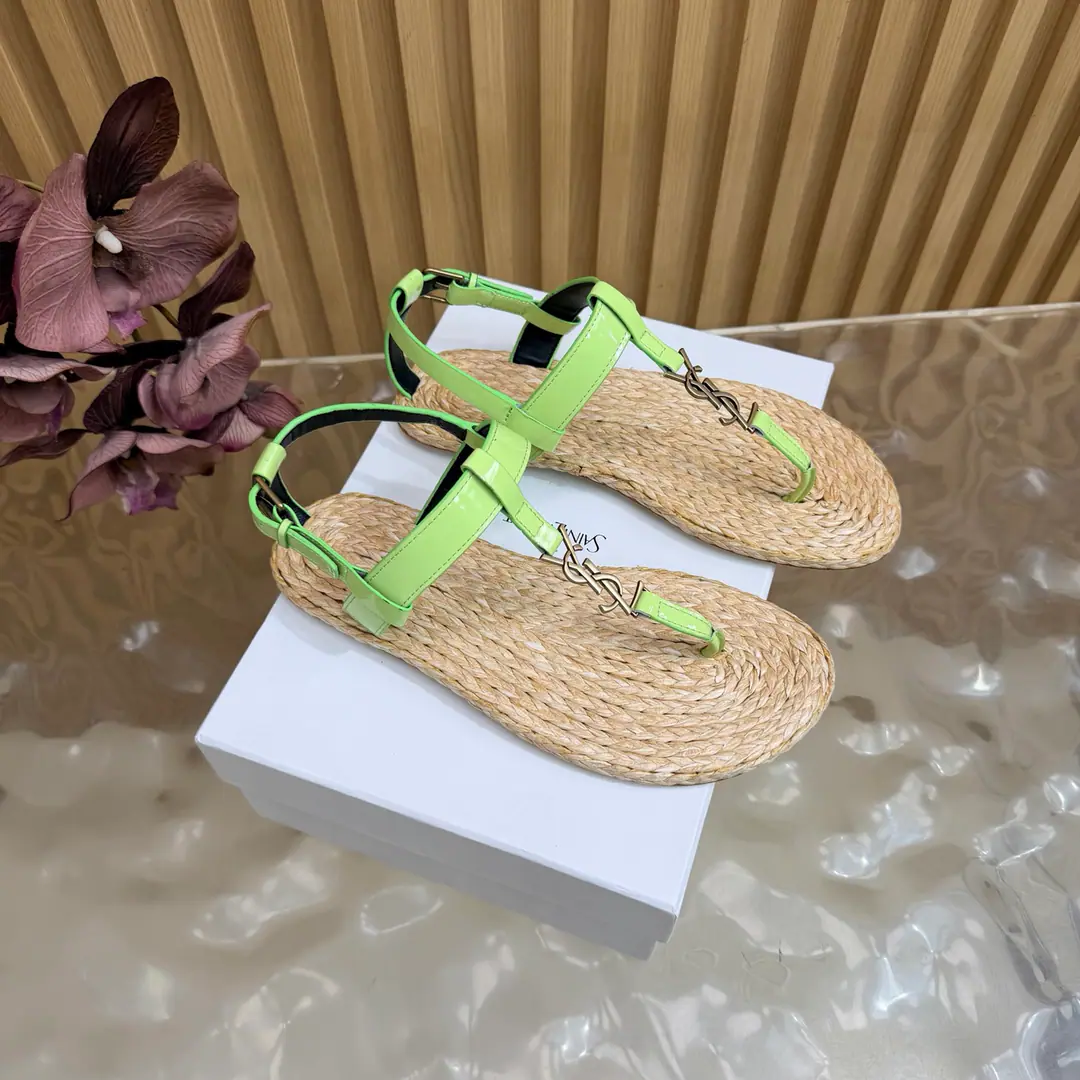 2026Spring and summer. Couple money. YSL 🖤 Saint Laurent / Saint Roland.yslShoes. A super-super-fire sandal. This is a hardware button that we need to model every page of our family.1:1Custom！It's very good., Nice feet., And whether you're wearing jeans or not,, Little suit., The dress., It's a natural match. Shoe.: Bullskins./Painted skin. Uchi.: The bottom of the straw. Shoes under the sole.: That's a big one. He's tall.: Floor Size: 35—44（41-44Custom without re-offer）