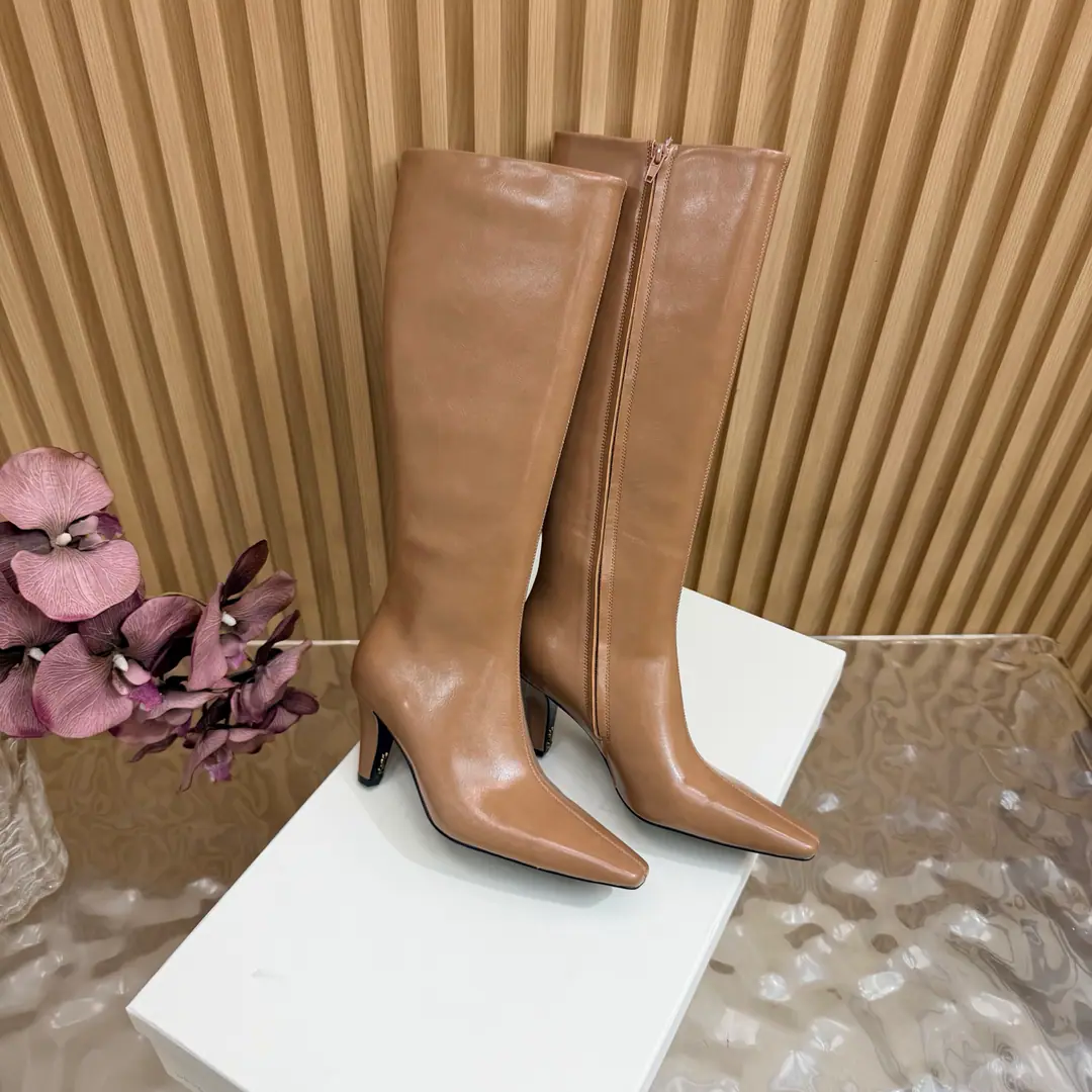 Top Version🖤Saint Laurent fw26 new arrival～ YSLSaint Roland.2026 The new spring and winter zippers are high and the ankle boots are sharp and short And ankle boots., A pair of square-shoes and a little high heels., %1 is internalLE CASSANDRE, Side zipper design. The whole shoe is very simple.～The little one is more sophisticated and fashionable and can see that the side of our boots is radians designed to be human legs.～The upper foot is so beautiful and so unchallenged.～Long legs.～It's a match for every occasion.～Autumn and winter wear the necessary supplies.！ Shoe.: Cow skin./Bullskins. Inside, put your feet on the inside.: Lamb skin. Shoes under the sole.: Italy is a big-ass country. He's tall.: 7cm Codes: 35-39（40.41.42I'll make sure I don't change it.）