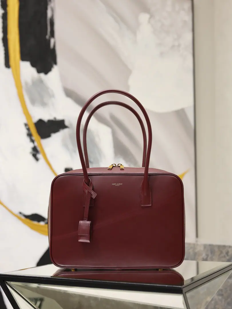 The date-red gold button.·Big number. SAC DE JOURThe briefcase of the handbag. The new season of brand re-enactment., Unique Cuts and Outlines, It's a classic, modern, permanent style.. This delicate, soft handbag is accompanied by a long hand., But you can carry it., To facilitate matching in different settings！ Model: 832383 Dimensions: 33×24×10cm