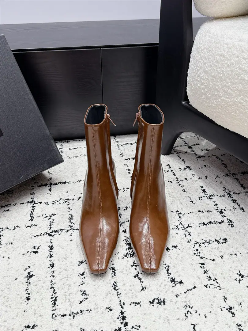 SAINT LAUR**Saint Roland.26/ Autumn and winter show. Short boots. The superstar fashion masters grow grass. The most understanding woman is that she doesn't accept the super-feminine-feminist. The originals are starting up the slopes and... The details are perfect. A fine-sculpted shape, which makes your feet feel so good. ✔️Fabulous.: Customize imported cow skin ✔️Uchi.: Import mixed sheep skin ✔️Otsumi!: Italy is a big-ass country. ✔️Size: 35-42（40 41 42Make a no-refund order.）