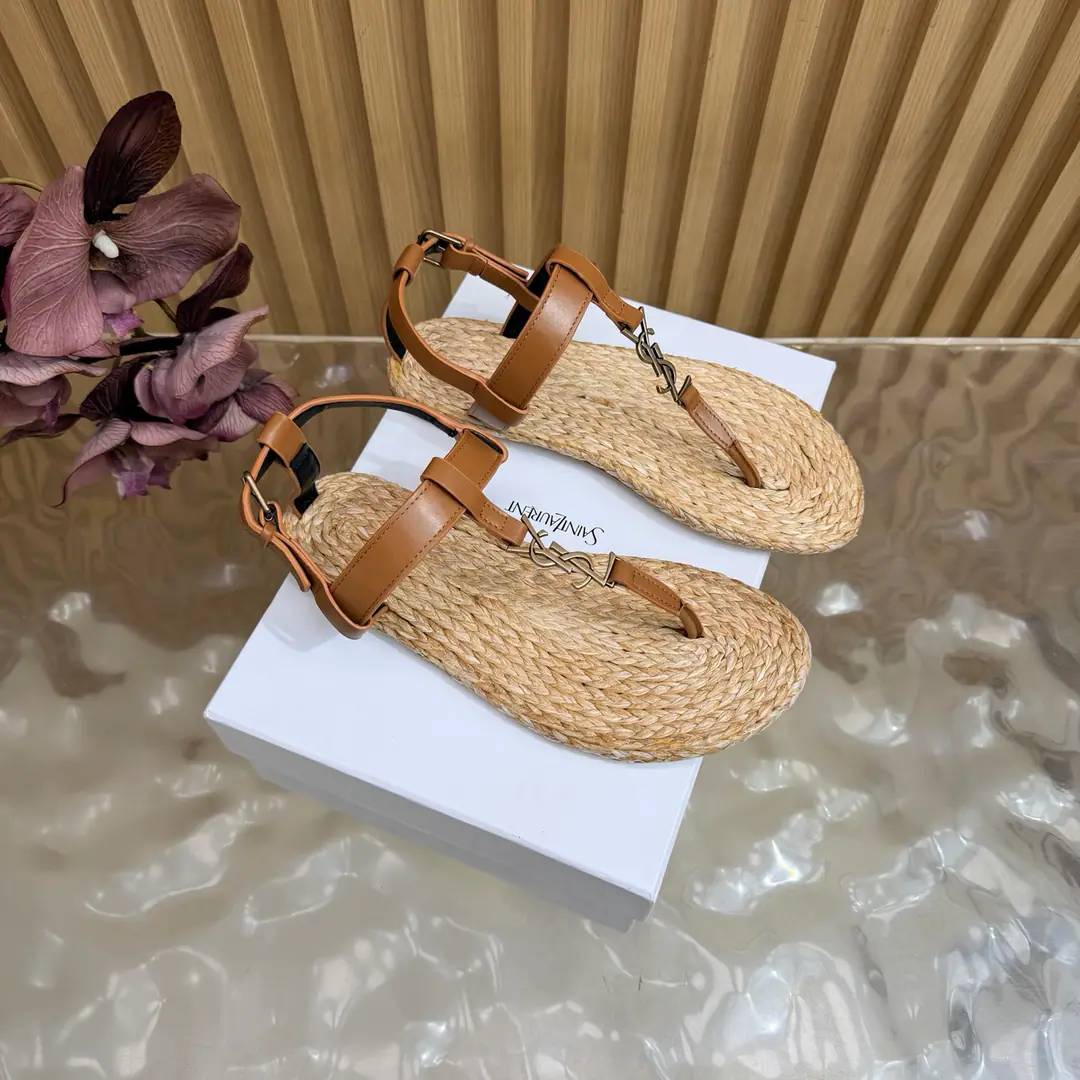 2026Spring and summer. Couple money. YSL 🖤 Saint Laurent / Saint Roland.yslShoes. A super-super-fire sandal. This is a hardware button that we need to model every page of our family.1:1Custom！It's very good., Nice feet., And whether you're wearing jeans or not,, Little suit., The dress., It's a natural match. Shoe.: Bullskins./Painted skin. Uchi.: The bottom of the straw. Shoes under the sole.: That's a big one. He's tall.: Floor Size: 35—44（41-44Custom without re-offer）