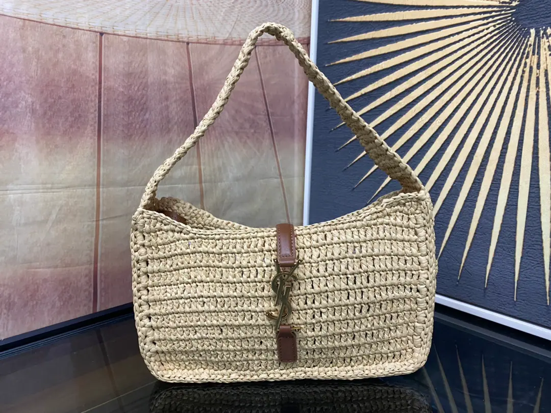 LE 5À 7Weaving bags under armpits The smell of art., Raphiweed is very solid., It's so qualitative., French laziness., You can't make a mistake with your own personal clothes., A card and change clip., It's a nice new feeling, and it's a very nice thing to put in.nice Model:657228Weaving Dimensions:23x16x6.5cm