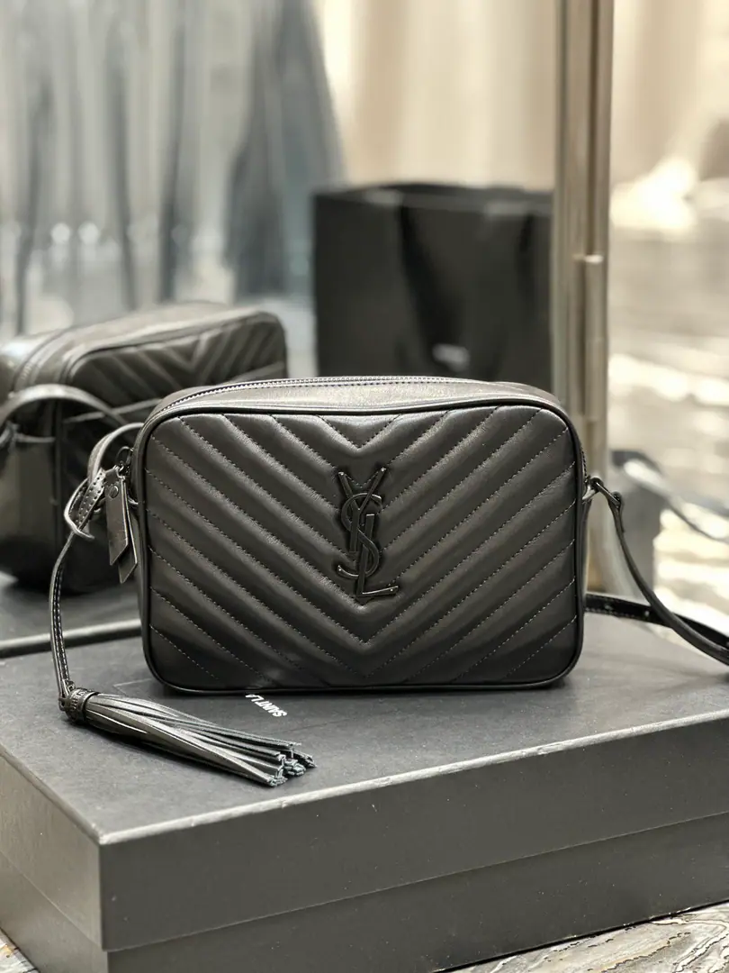 【New version】 LouCamera bag_Black button. Top-level Italian skin camera bag., Hong Kong AcquisitionzpOpen-forming., Make it exactly the same.！Very fine.！A modifiable shoulder belt with a fashion-stylish hanger.！100% calf skin., In the linoleum.！There's a plug in the bag.！Add a new plugin to the back, Very useful atmosphere.！ Model: 520534-1 Dimensions: 23x16x6cm