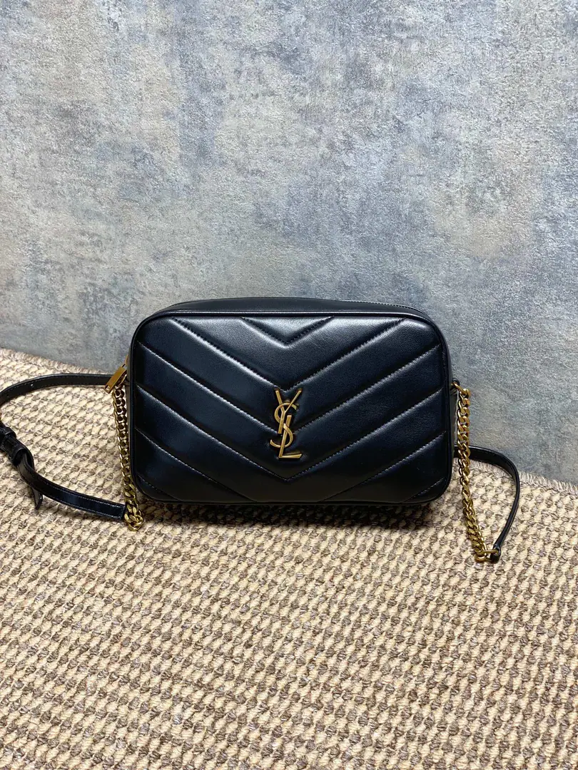 YSL New paragraphLouLouCamera bag, Black sheep skin.+Gold chains., Jane is so smart.！VWord, stitches+YSLMetalLogo, It's full of texture.✨. It's the right size., Telecommuting, Out of town.OK, Toggle with single shoulder. Internal space is reasonable., The everyday little things are lightly packed., It's practical and fashionable., It's a job.orA little light-sleeping.！ Model: 23x14x6cm Model: 869468