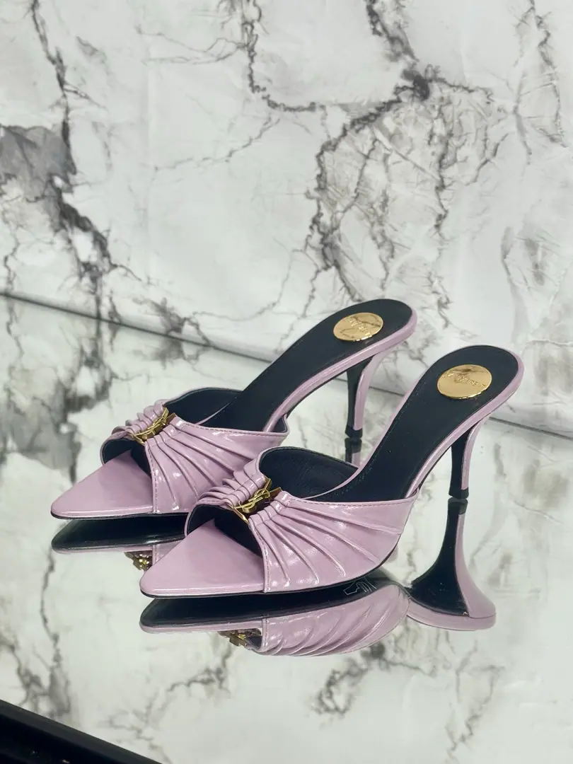 Saint LaurentSt. Roland's.YSLThe classic high-end heel sandals. A super-super-fired piece of hardware buttons for every page of our family is to be modeled.1:1Custom！The size and quality are exactly the same as the original.✔️ Shoe-faced material: Use cow skin./Painted skin. Real sheep in there., ♪ To scurry for soft, soft sheep, Shoes' soles are original.1:1Customizes the skin., It's perfect., And the upper foot is very good., Nice feet., And whether you're wearing jeans or not,, Little suit., The dress., It's a natural match., Full package for the originals He's tall.: It's flat./Floor1cmFlat/6cm/9cm Italy is a big-ass country. Size: 35-41（40, 41, 42Custom）