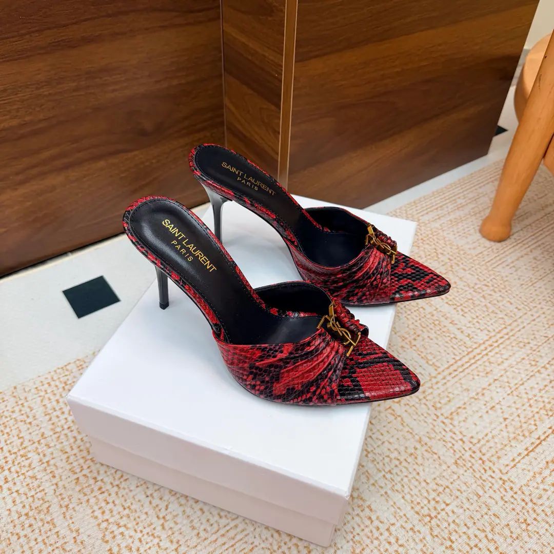 2026Spring and summer. YSL 🖤 Saint Laurent / Saint Roland.yslShoes. A super-super-fire slipper. This is a hardware button that we need to model every page of our family.1:1Custom！It's very good., Nice feet., And whether you're wearing jeans or not,, Little suit., The dress., It's a natural match. Shoe.: Snake-steeled cow skin. Uchi.: Skins of sheep. Shoes under the sole.: That's a big one. He's tall.: 9.5cm Size: 35-43（40, 41, 42, 43Customize or not change)