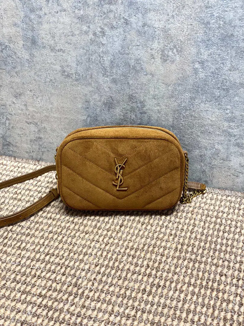 YSL New paragraphLouLouCamera bag, Caramel refrigerated sands.+Gold chains., Jane is so smart.！VWord, stitches+YSLMetalLogo, It's full of texture.✨. It's the right size., Telecommuting, Out of town.OK, Toggle with single shoulder. Internal space is reasonable., The everyday little things are lightly packed., It's practical and fashionable., It's a job.orA little light-sleeping.！ Model: 18.5x11.5x5cm Model: 869816