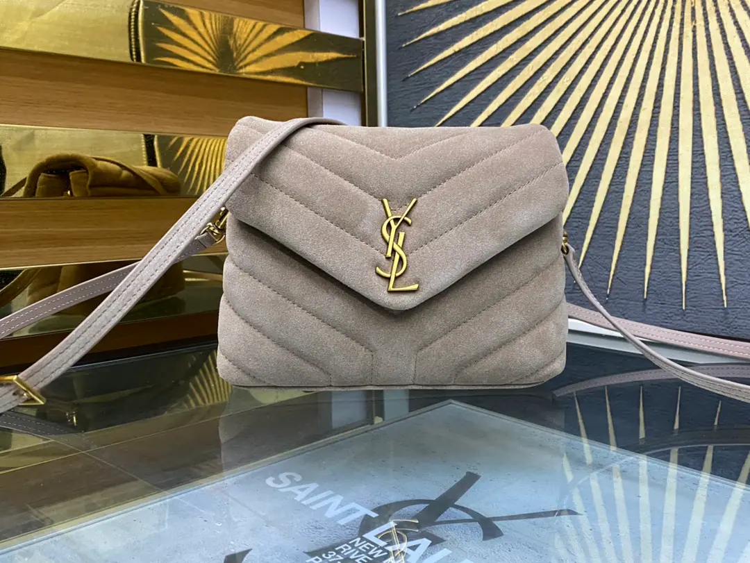 #𝑳𝒐𝒖𝑳𝒐𝒖# LouLouThe sandy little slender is coming in.！The whole bag was made with soft Italian silt., It's a classic.YHome slants, sewn., With a soft and stylish front flip bag., Shoulder-reconciled needle button, It's not big., It's not a lot of content., There's a zipper bag in the bag., Two main partitions., There's a small split between the center and the side that can put cash or paper on it.！Multifunctional！A super-loader.！ Model: 467072Skin grinding. Dimensions: 20X14X7cm