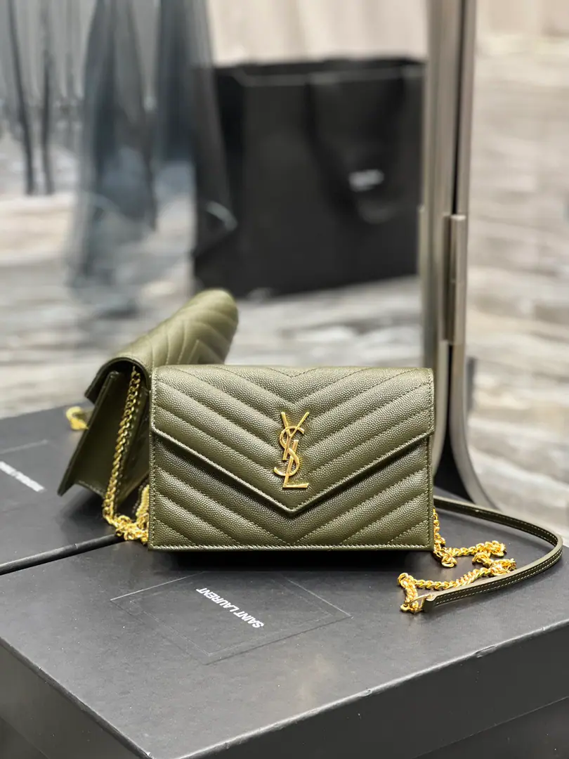 #𝐖𝐨𝐜 𝟭𝟵𝐜𝐦#_New Colour wocA small envelope is coming in., Speaking of envelopes,, YThis one must have a name.！The whole bag was made from the original factory caviar and cow skin., Layout Stereo, Feel comfortable.！The disassembly of shoulder belts has enriched the multipurpose nature of the bags., You can just take the shoulder belt off and be a handbag.&For dinner bags, Built multiple places, It's a good thing to blow up., I usually go out and bring my cell phone and card., A little bag will take you all the way out.！ Model: 393953 Dimensions: 19x11.5x4cm