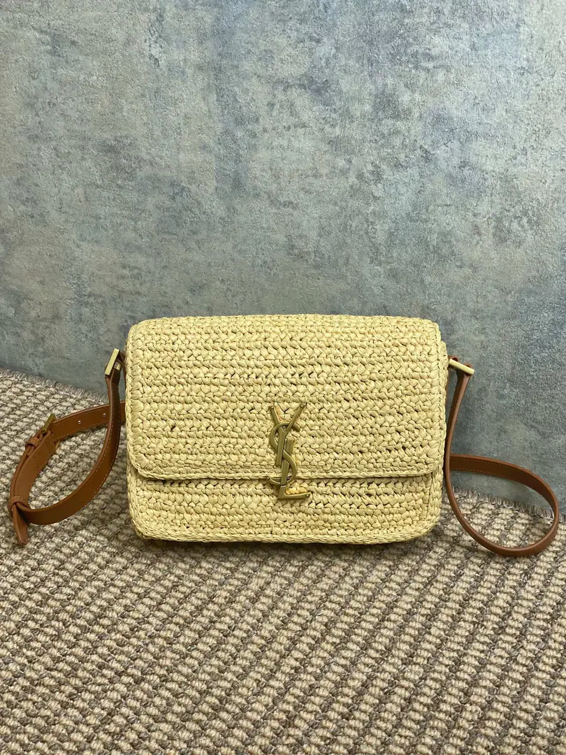 YSLSaint Roland.MONOGRAM Summer Rafigra. It's so good. It's so slant. Single shoulder. Shoulder adjustable length A main partition contains card slots., A foldable flat bag and a front foldable file bag Model634305 Dimensions23x16x6