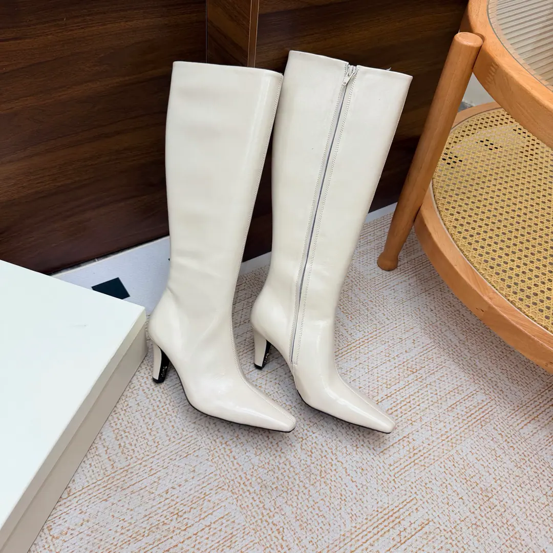 Top Version🖤Saint Laurent fw26 new arrival～ YSLSaint Roland.2026 The new spring and winter zippers are high and the ankle boots are sharp and short And ankle boots., A pair of square-shoes and a little high heels., %1 is internalLE CASSANDRE, Side zipper design. The whole shoe is very simple.～The little one is more sophisticated and fashionable and can see that the side of our boots is radians designed to be human legs.～The upper foot is so beautiful and so unchallenged.～Long legs.～It's a match for every occasion.～Autumn and winter wear the necessary supplies.！ Shoe.: Cow skin./Bullskins. Inside, put your feet on the inside.: Lamb skin. Shoes under the sole.: Italy is a big-ass country. He's tall.: 7cm Codes: 35-39（40.41.42I'll make sure I don't change it.）