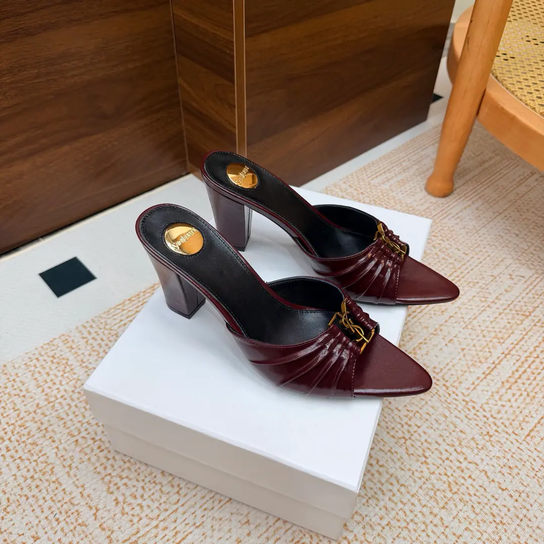 2026Spring and summer. YSL 🖤 Saint Laurent / Saint Roland.yslShoes. A super-super-fire slipper. Bold This is a hardware button that we need to model every page of our family.1:1Custom！It's very good., Nice feet., And whether you're wearing jeans or not,, Little suit., The dress., It's a natural match. Shoe.: Bullskins./Oiled lass./Shinseng Uchi.: Skins of sheep. Shoes under the sole.: That's a big one. He's tall.: 7.5cm Size: 35-43（40, 41, 42, 43Customize or not change)