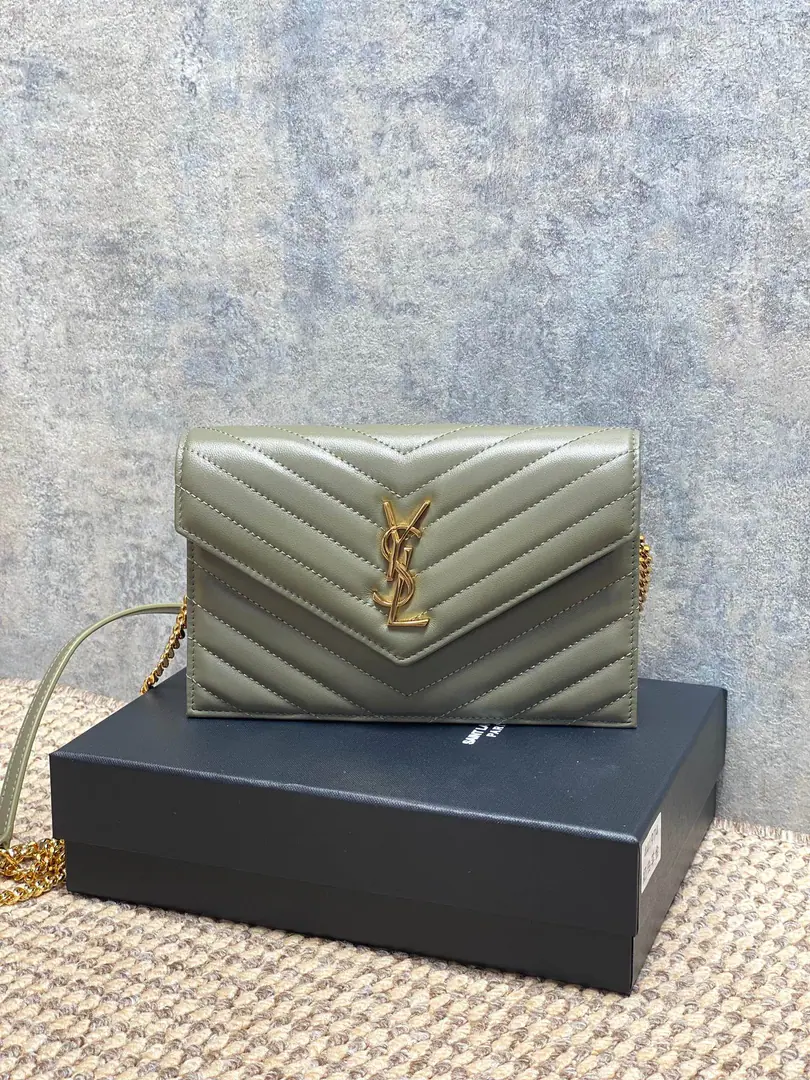 P The moss green. YSLSaint Roland. The sheep's skin chain is wrapped in it. With a stripable shoulder belt. But as a handbag 6A knob. 1A zipper coin bag. 1A paper-coin layer. - It's a practical payment. Dimensions19×12.5×4 Encoding441974