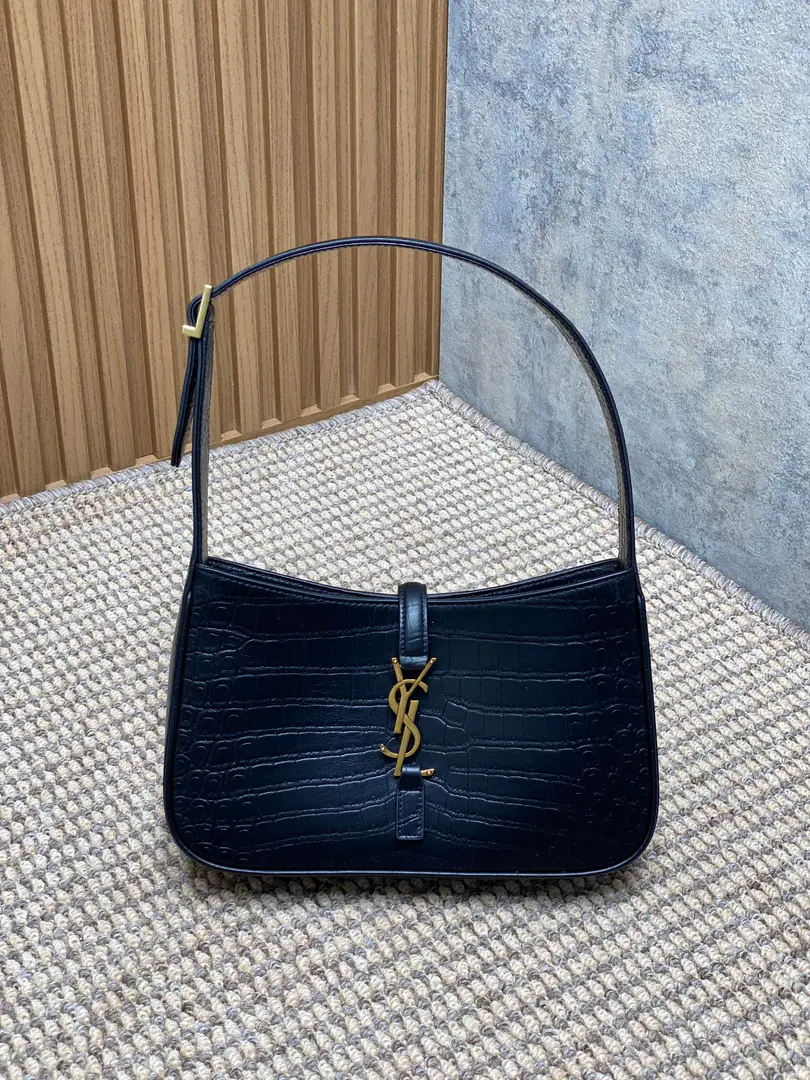 P Spring and summer show. YSLThe new armpit is wrapped in a very simple shape pluslogo Simple U.S.A. High-level opening is a way to set the buttons half open. Encoding657228 Dimensions23x16x6.5cm