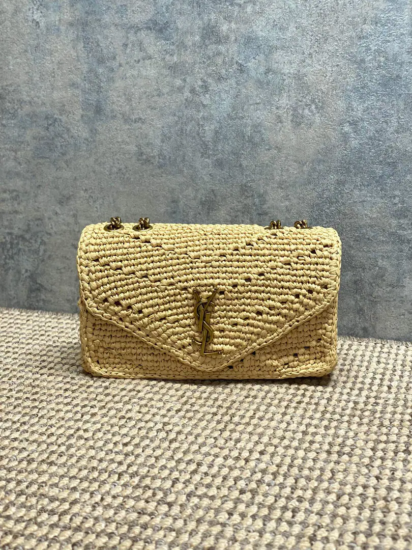 YSL LouLouWeaving chains, VTexture Hand. GoldYSLMark+Chain shoulder belt., Handheld, Single shoulder., Slash all over.OK, I can easily handle my commuting.！Inside, there are small card bags and double-face mirrors that can be removed., It's practical and sweet.💼. It's too late., It's a landmark design for the St. Roland family., You're a fashionable man.！ Encoding: 801437 Dimensions: 24x14x6cm