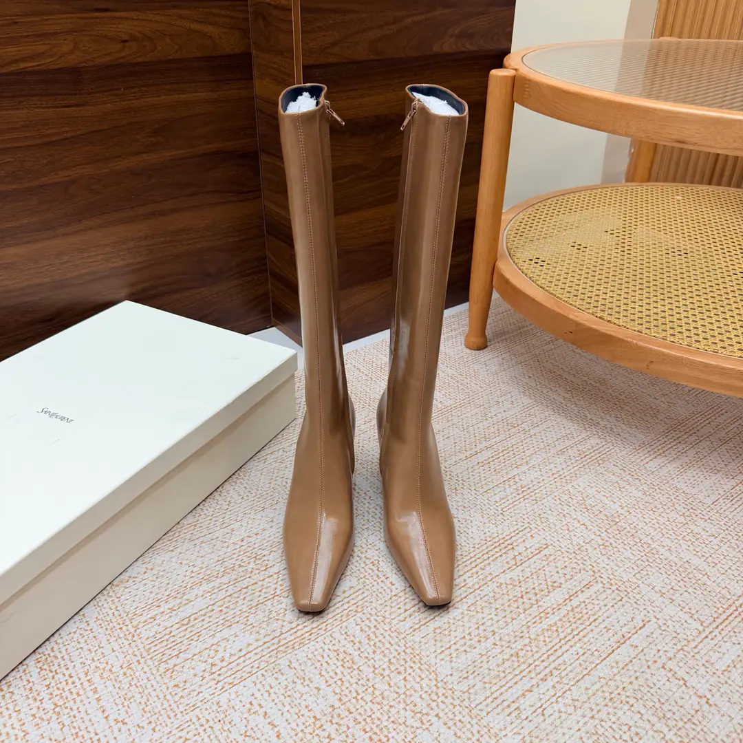 Top Version🖤Saint Laurent fw26 new arrival～ YSLSaint Roland.2026 The new spring and winter zippers are high and the ankle boots are sharp and short And ankle boots., A pair of square-shoes and a little high heels., %1 is internalLE CASSANDRE, Side zipper design. The whole shoe is very simple.～The little one is more sophisticated and fashionable and can see that the side of our boots is radians designed to be human legs.～The upper foot is so beautiful and so unchallenged.～Long legs.～It's a match for every occasion.～Autumn and winter wear the necessary supplies.！ Shoe.: Cow skin./Bullskins. Inside, put your feet on the inside.: Lamb skin. Shoes under the sole.: Italy is a big-ass country. He's tall.: 7cm Codes: 35-39（40.41.42I'll make sure I don't change it.）