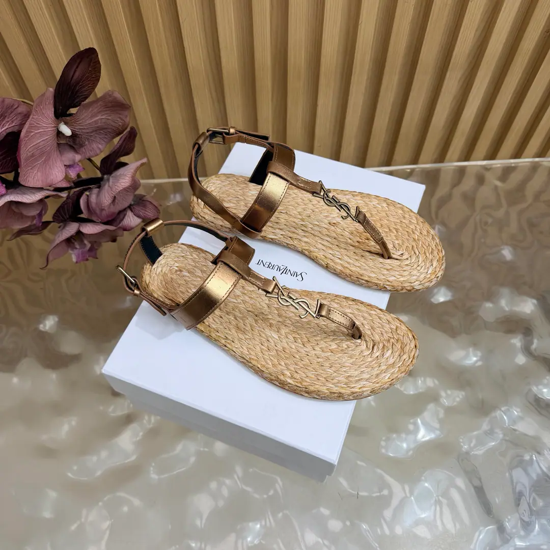 2026Spring and summer. Couple money. YSL 🖤 Saint Laurent / Saint Roland.yslShoes. A super-super-fire sandal. This is a hardware button that we need to model every page of our family.1:1Custom！It's very good., Nice feet., And whether you're wearing jeans or not,, Little suit., The dress., It's a natural match. Shoe.: Bullskins./Painted skin. Uchi.: The bottom of the straw. Shoes under the sole.: That's a big one. He's tall.: Floor Size: 35—44（41-44Custom without re-offer）