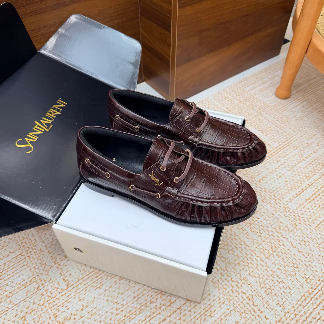 Couples' slippers.📍 Top Version🖤Saint Lauren*Saint Roland.2026 YSLSmalllogo A couple of wrinkled LeFoo shoes. Women Men It's a little symbolic.logoIt's the soul of these shoes. And he's got a low profile and a fine attitude on his shoe.. It's different from the big sign. It's quiet and it's sharp. Snuff it out with a simple line.YSLA unique fashion.DNA Unwittingly revealing the deep inside of the brand. The classic almond-shaped design of the shoehead. Smart-mixed feet. Pull the foot line up visually. ♪ And show grace and grace ♪. Every date a couple went to. Every trip. It's all because of the saloons. To be a low profile, deep-minded tribute.. The fabric is made of stone-stressed cow skin. The insides are all sheep's skin. Italian imports are so thick. size: 35–42（34, 41, 42, 43Custom） Men: 38–47（38, 46, 47Custom without re-offer）