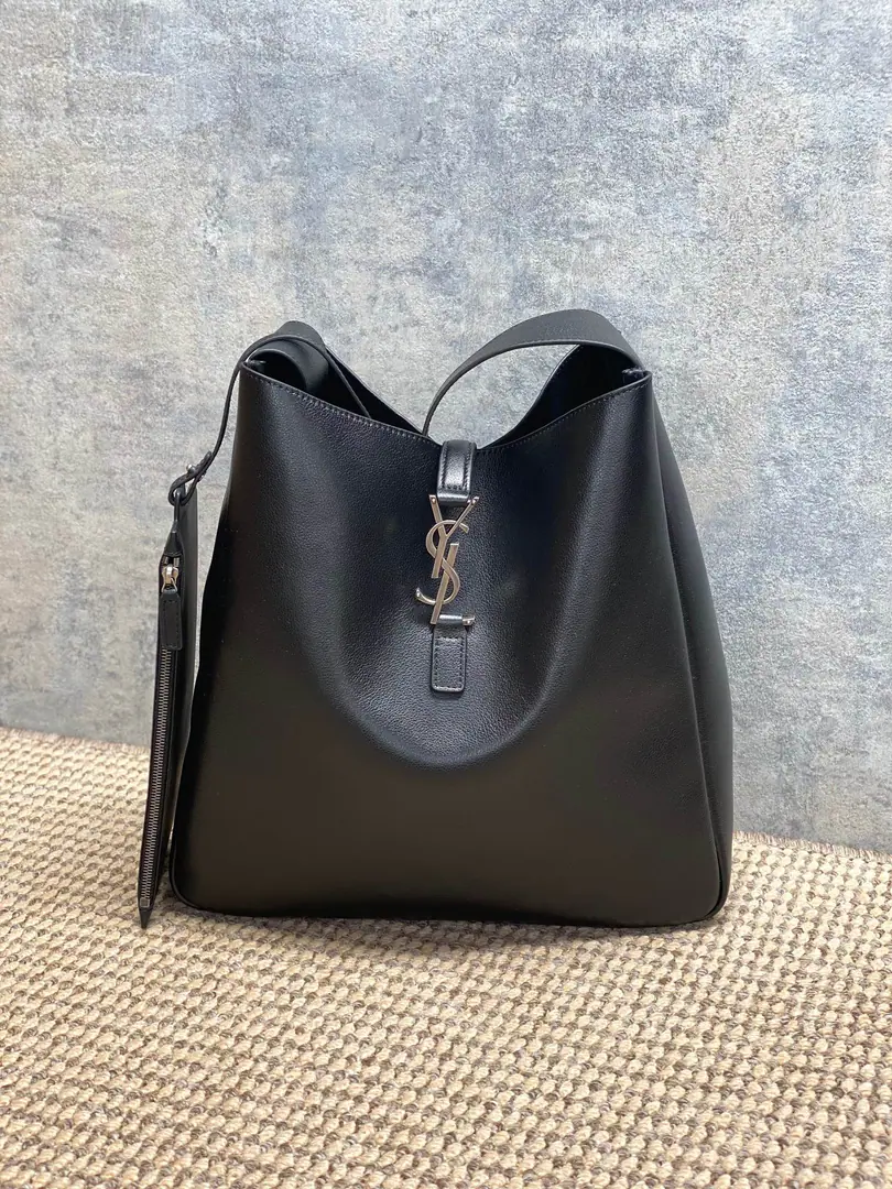 YSL New edition HoboPut the armpit in your bag., Head-decked cow skin.+GoldLogo, Jane and high-end.✨. Shoulder band adjustable, Single shoulder./The laptop.OK, I can do time off.. There's a layer and zipper bag inside., It's a great deal of time.！The skin is soft and light., Medium Capacity, I'll have the daily supplies lightly.. With the balls in du Pont., The bottom is more stable., It's cleaner in space., It's practical and fashionable., Yes.YSLClassic hot money.！👜 Dimensions: 30x31x13 cm Encoding: 850545