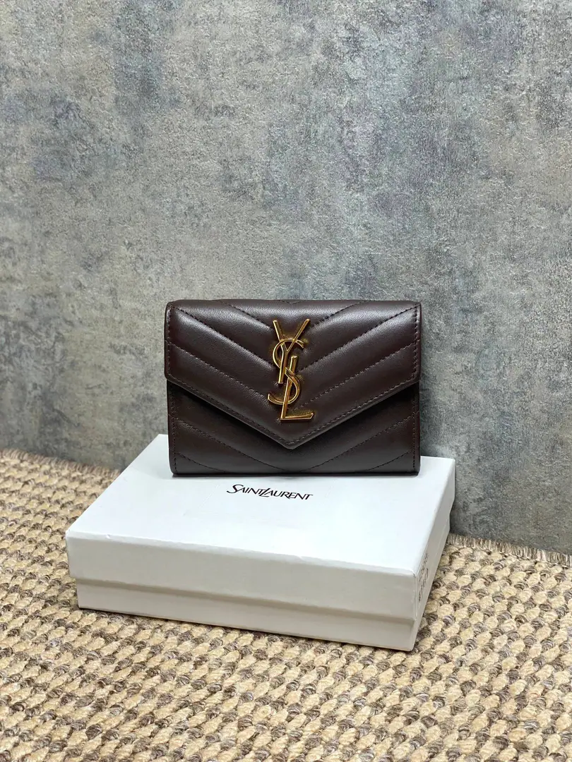 P Coffee. YSLA sheep's skin envelope., Cow leather., It's delicate and durable., The match is gold.Logo,Jane is so smart.. Envelope Design, Cards can be filled with coins., It's easy to travel or to travel.！It's a small size., No pressure on your body., It's practical and fashionable., Yes.YSLOne of the classic hot ones.！ Dimensions: 13.5x9.5x3cm Model: 423293