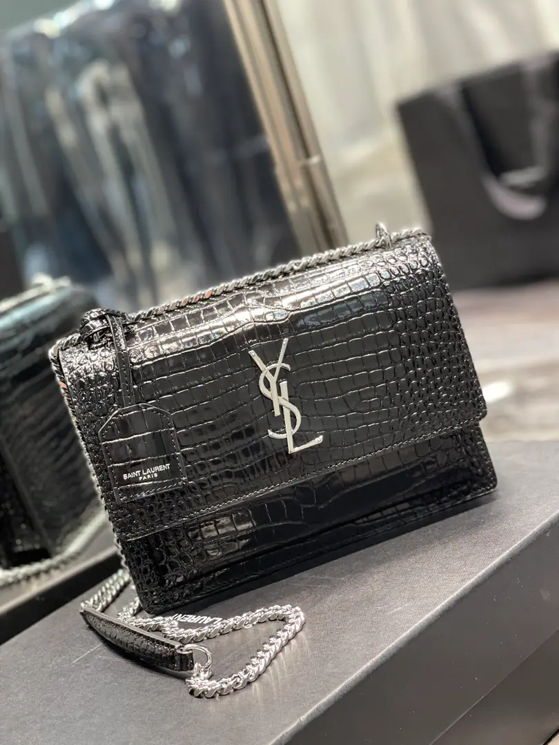🔳𝑺𝒖𝒏𝒔𝒆𝒕 𝟮𝟮𝒄𝒎🔳 #Black silver button.# The classic alligator tattoos.sunsetSunset bag.！The heat's still on for so long., So it's a bit of a fan.！High-quality Italian cattle imports, zp- I'll make you a hardware., ♪ To pursue every detail ♪, We're trying to get close to the right thing., High quality is not expensive., Let's move now.！ Dimensions: 22x8x16 Model: 442906