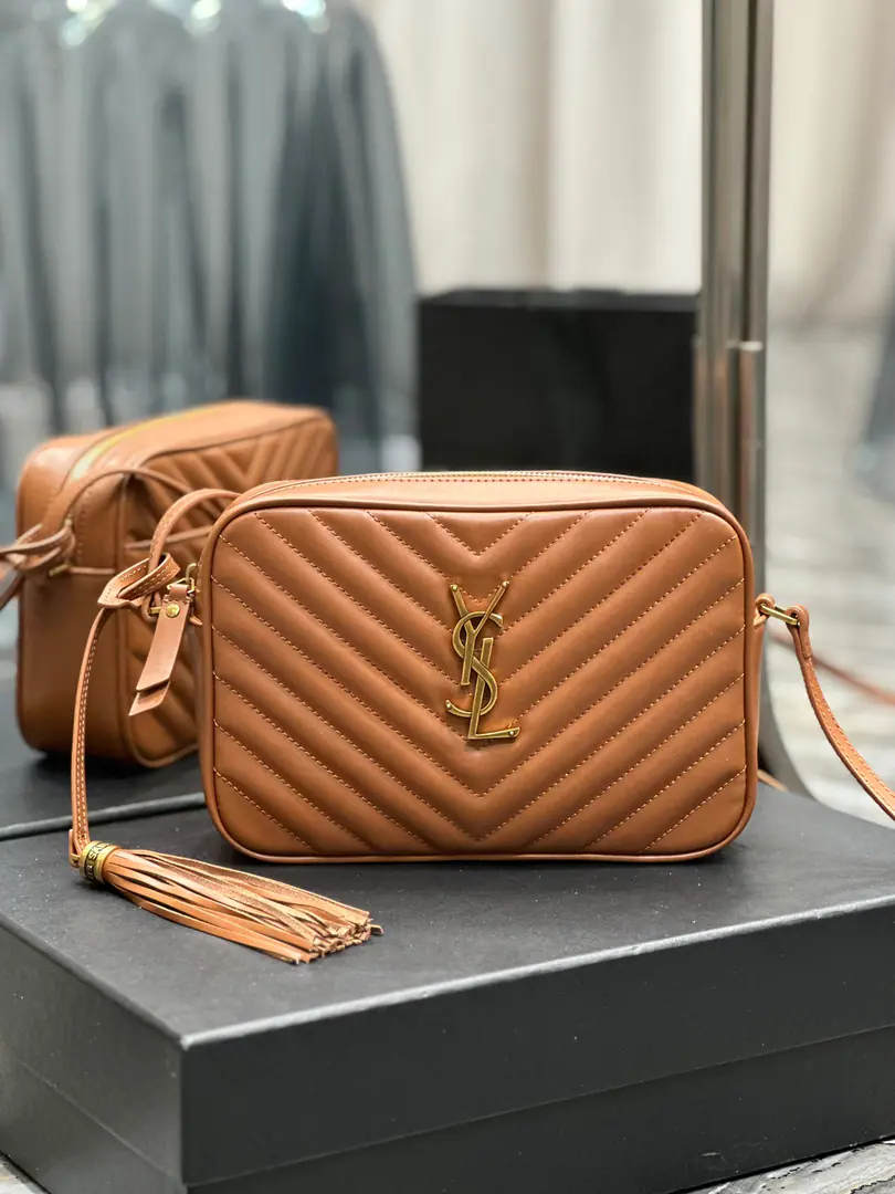 【New version】 LouCamera bag_Brown button. Top-level Italian skin camera bag., Hong Kong AcquisitionzpOpen-forming., Make it exactly the same.！Very fine.！A modifiable shoulder belt with a fashion-stylish hanger.！100% calf skin., In the linoleum.！There's a plug in the bag.！Add a new plugin to the back, Very useful atmosphere.！ Model: 520534-1 Dimensions: 23x16x6cm
