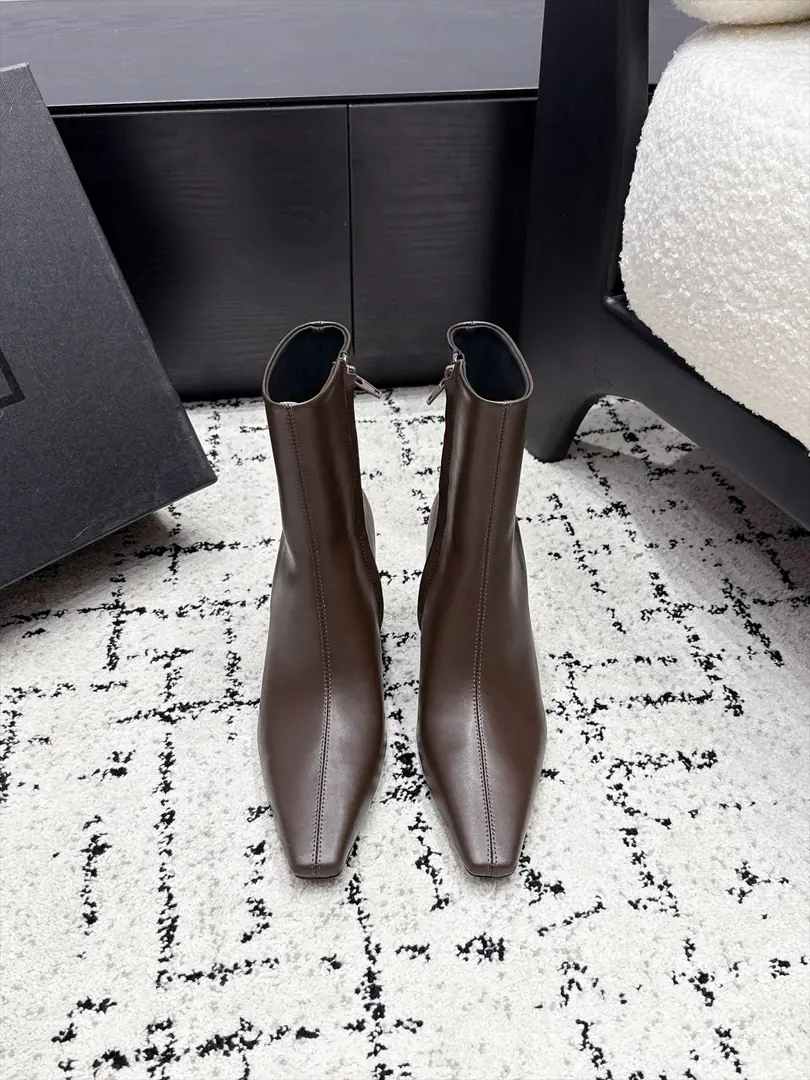 SAINT LAUR**Saint Roland.26/ Autumn and winter show. Short boots. The superstar fashion masters grow grass. The most understanding woman is that she doesn't accept the super-feminine-feminist. The originals are starting up the slopes and... The details are perfect. A fine-sculpted shape, which makes your feet feel so good. ✔️Fabulous.: Customize imported cow skin ✔️Uchi.: Import mixed sheep skin ✔️Otsumi!: Italy is a big-ass country. ✔️Size: 35-42（40 41 42Make a no-refund order.）