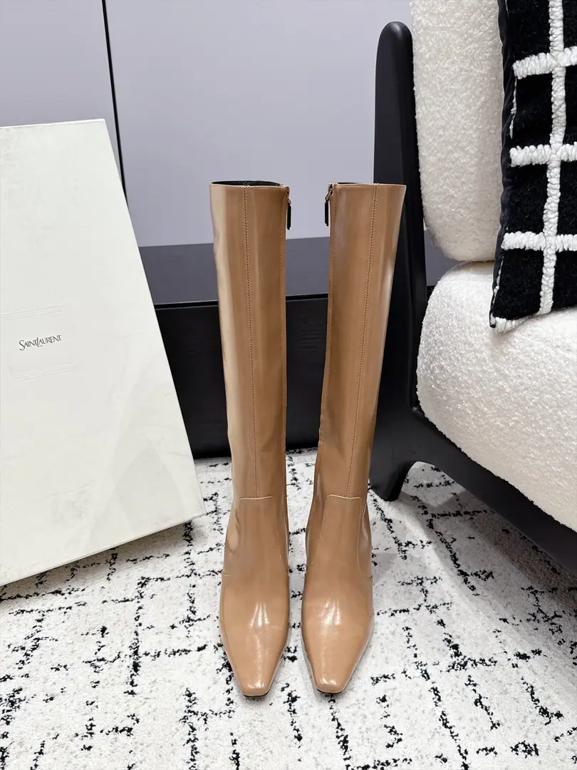 SAINT LAURENT Saint Roland. 26/ The new early autumn. Pointy and letter heights and boots. YSLSt. Roland's sign letters and boots.👢It's so cool. It's sexy.✨- The bright side. - The leather side., Pointy Heading Line, High recognition, MarkerYSLLetters and Alien, ♪ And snort and snort ♪, Side zipper design, The boots are very tweezers-style., The coat., A leather coat., You can dress up like a man., A proper house of ladies. ✔️Fabulous.: Bullskins. ✔️Uchi.: Bullskins. ✔️Otsumi!: That's a big one. ✔️He's tall.: 8.5cm ✔️Size: 35-42（40 41 42Do it.）