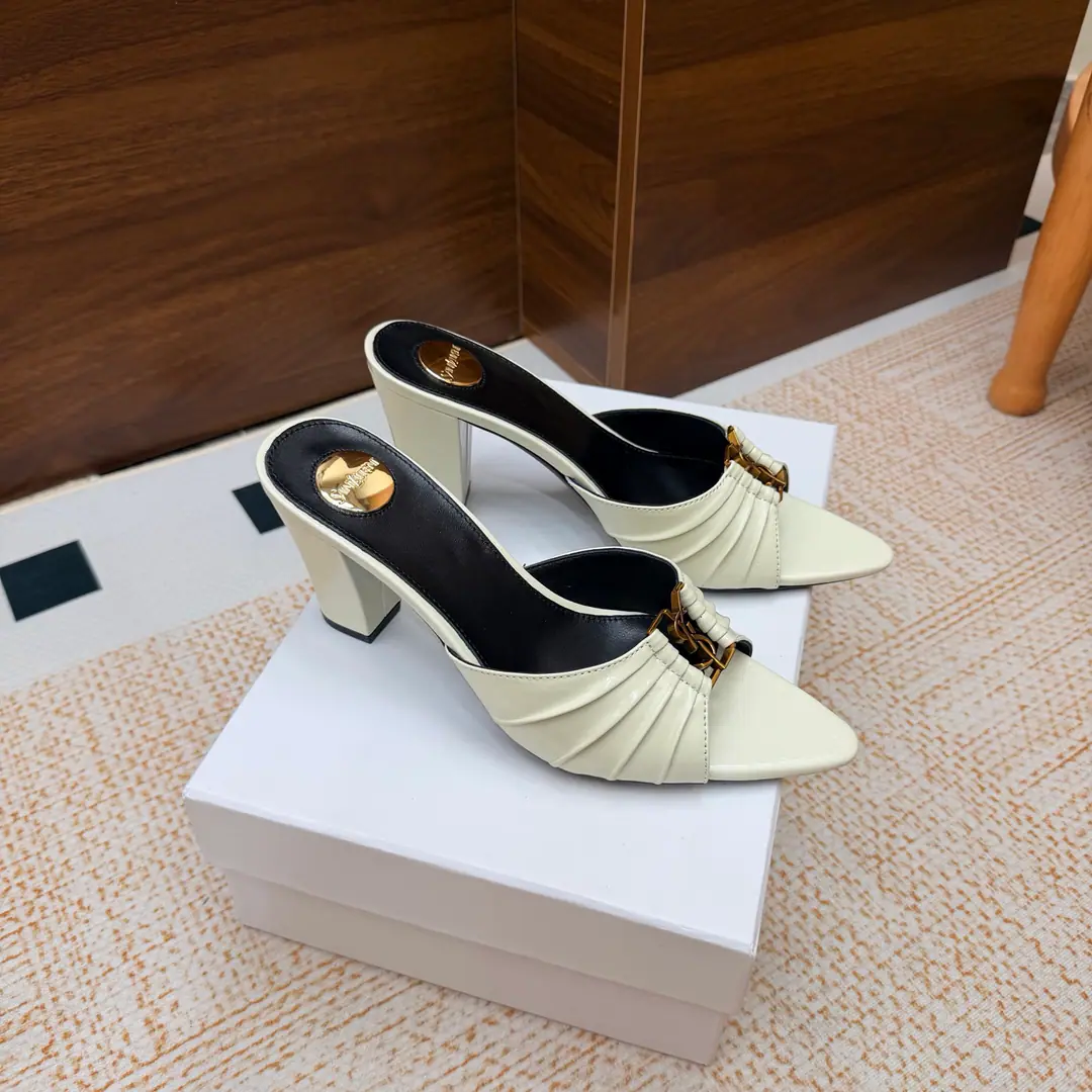 2026Spring and summer. YSL 🖤 Saint Laurent / Saint Roland.yslShoes. A super-super-fire slipper. Bold This is a hardware button that we need to model every page of our family.1:1Custom！It's very good., Nice feet., And whether you're wearing jeans or not,, Little suit., The dress., It's a natural match. Shoe.: Bullskins./Oiled lass./Shinseng Uchi.: Skins of sheep. Shoes under the sole.: That's a big one. He's tall.: 7.5cm Size: 35-43（40, 41, 42, 43Customize or not change)