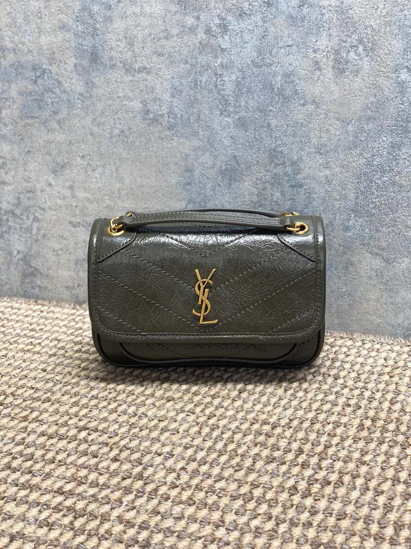 YSL NikiMini-handbag., Oxy-ray cow skin., The light is full., The diamond-gring.+MetalYSLThe sign is so well-known.！Daily commute, It's all out of town.OK. The chain shoulder is on hand., Single shoulder., Slash, The back is changing., It's so practical.👜. Caramel autumn and winter are hot., It's so exciting to mix up with clothes., Internal space is reasonable., The daily stuff is lightly packed., Yes.YSLA classic home-based hot money.！ Dimensions: 18x12.5x5cm Encoding: 828736